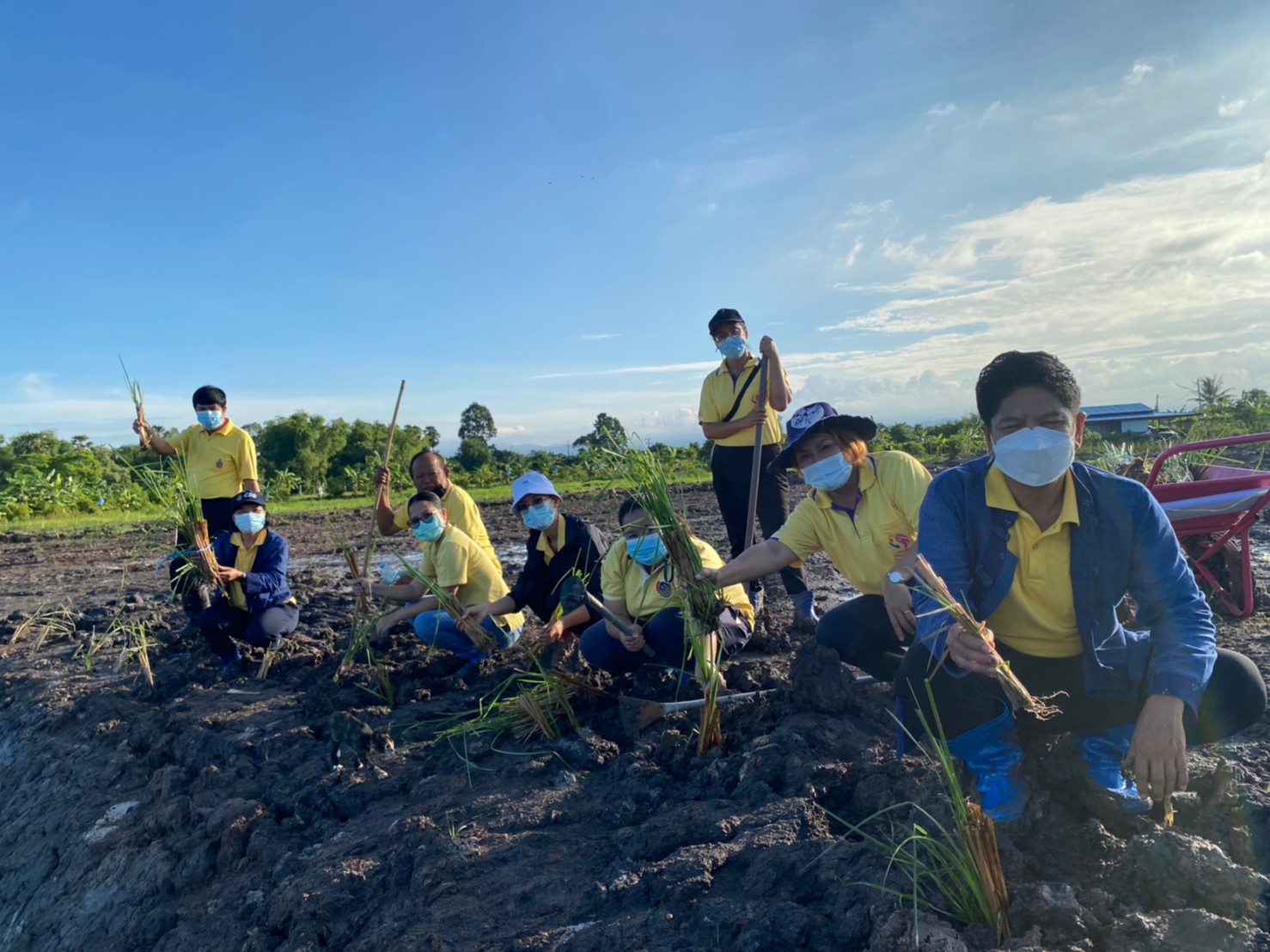 เอามื้อสามัคคี โคก หนอง นา โมเดล พช.นครนายก  ปลูกแฝก อุ้มดิน ห่มใจ ร่วมสู้ภัยโควิด