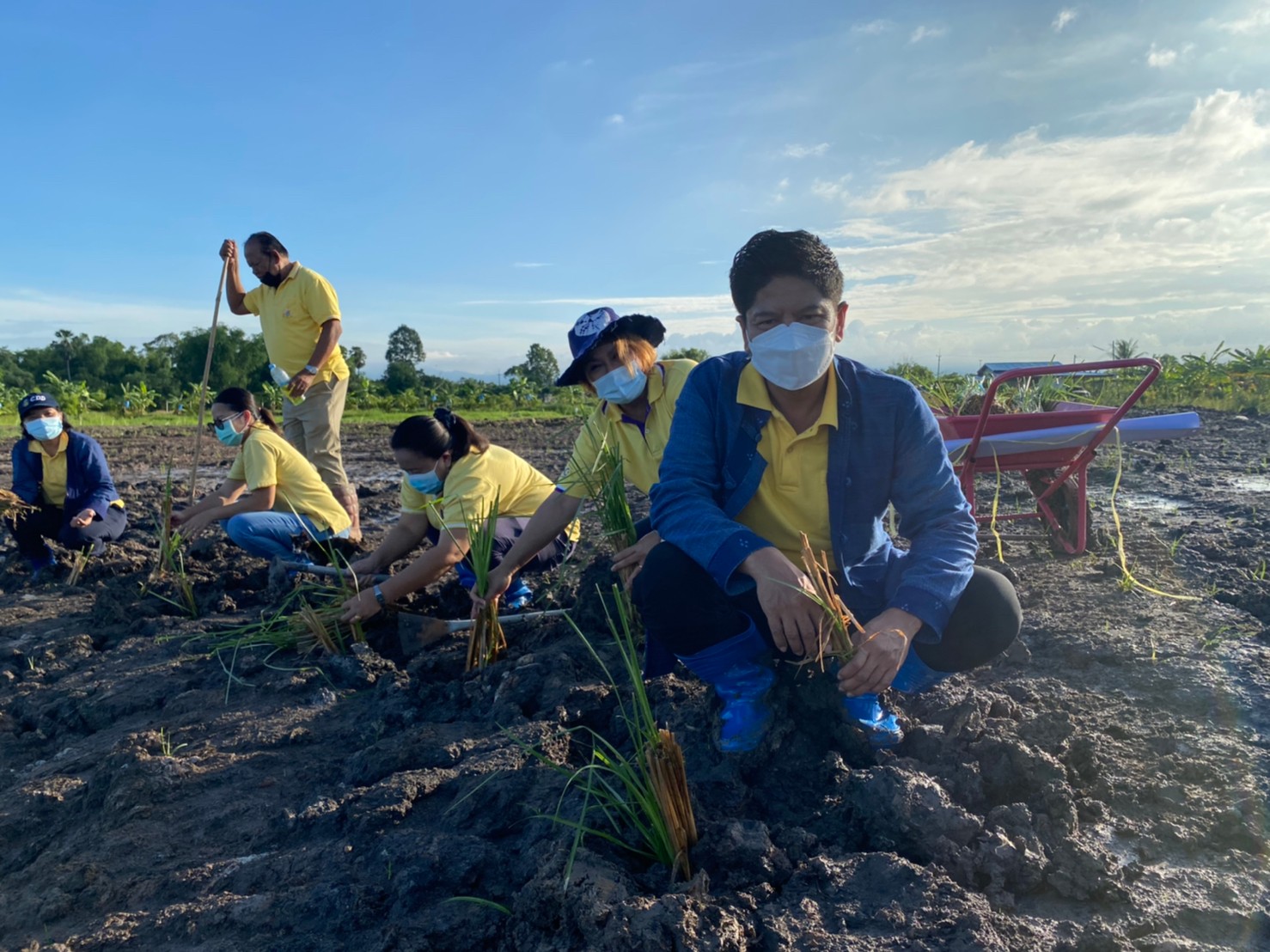 เอามื้อสามัคคี โคก หนอง นา โมเดล พช.นครนายก  ปลูกแฝก อุ้มดิน ห่มใจ ร่วมสู้ภัยโควิด