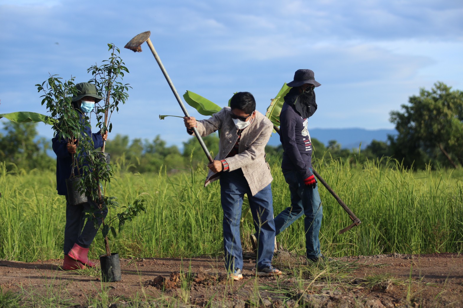 “แลกเปลี่ยนเรียนรู้ ครูพาทำ” พช.เมืองนครนายก จัดกิจกรรมเอามื้อสามัคคี “โคก หนอง นา พช.” จ.นครนายก  พร้อมชม! ความสำเร็จของโครงการ  และร่วมกิจกรรมปลูกพืชผักสร้างความมั่นคงทางอาหาร เพื่อพัฒนาคุณภาพชีวิตอย่างยั่งยืน