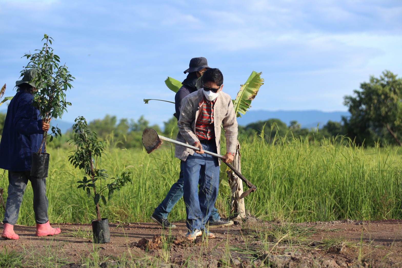 แลกเปลี่ยนเรียนรู้ ครูพาทำ” พช.เมืองนครนายก จัดกิจกรรมเอามื้อสามัคคี “โคก หนอง นา พช.” จ.นครนายก  พร้อมชม! ความสำเร็จของโครงการ  และร่วมกิจกรรมปลูกพืชผักสร้างความมั่นคงทางอาหาร เพื่อพัฒนาคุณภาพชีวิตอย่างยั่งยืน