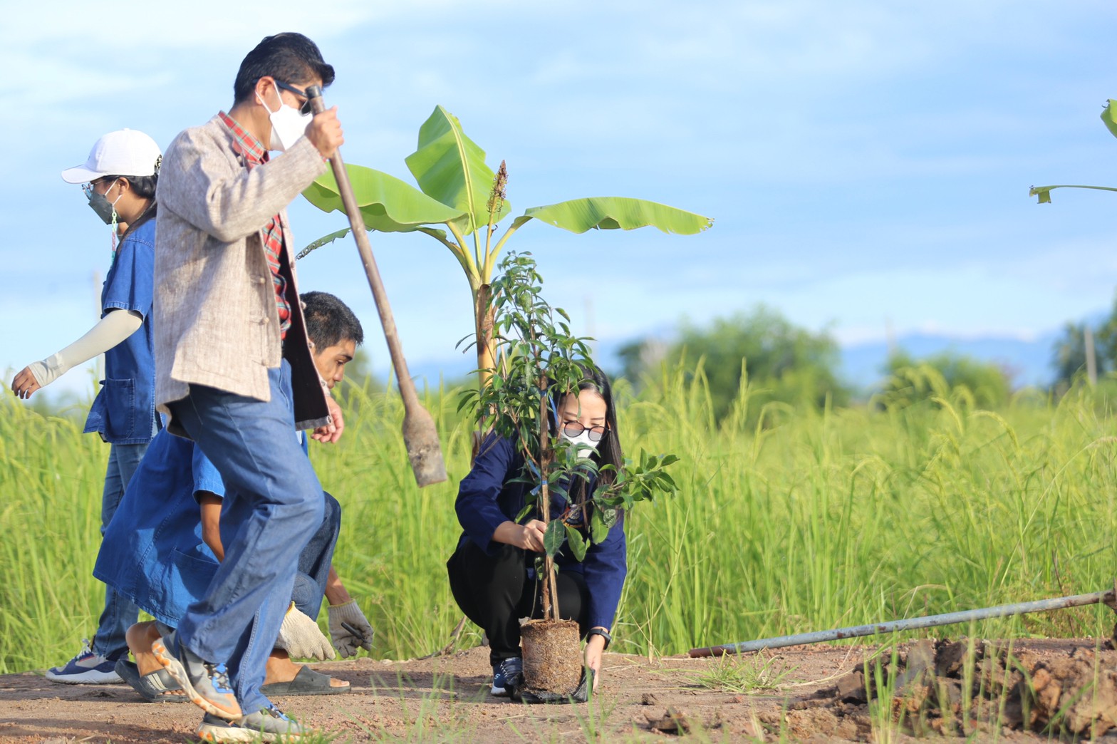 “แลกเปลี่ยนเรียนรู้ ครูพาทำ” พช.เมืองนครนายก จัดกิจกรรมเอามื้อสามัคคี “โคก หนอง นา พช.” จ.นครนายก  พร้อมชม! ความสำเร็จของโครงการ  และร่วมกิจกรรมปลูกพืชผักสร้างความมั่นคงทางอาหาร เพื่อพัฒนาคุณภาพชีวิตอย่างยั่งยืน