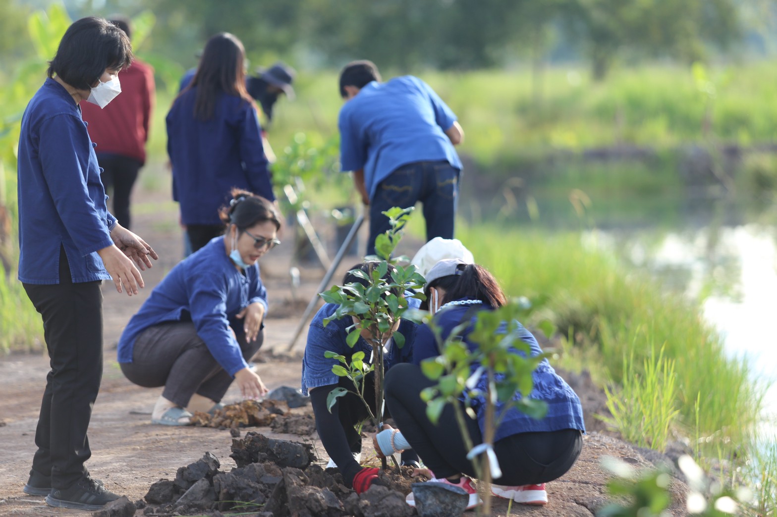 แลกเปลี่ยนเรียนรู้ ครูพาทำ” พช.เมืองนครนายก จัดกิจกรรมเอามื้อสามัคคี “โคก หนอง นา พช.” จ.นครนายก  พร้อมชม! ความสำเร็จของโครงการ  และร่วมกิจกรรมปลูกพืชผักสร้างความมั่นคงทางอาหาร เพื่อพัฒนาคุณภาพชีวิตอย่างยั่งยืน