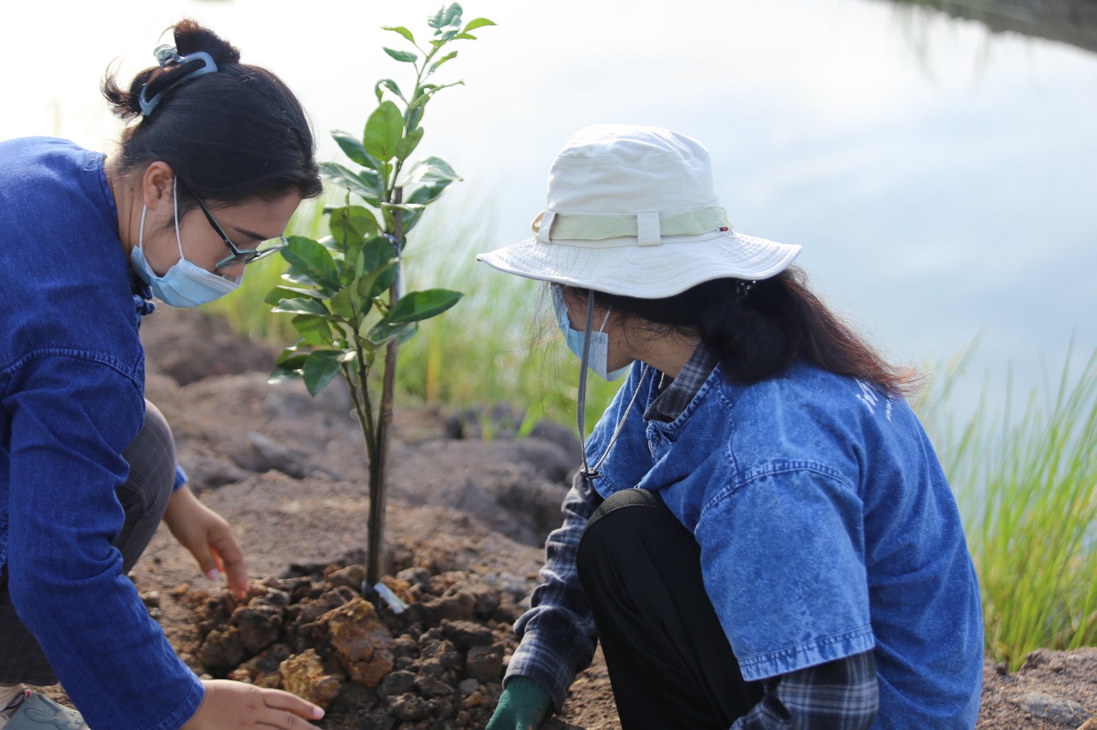 แลกเปลี่ยนเรียนรู้ ครูพาทำ” พช.เมืองนครนายก จัดกิจกรรมเอามื้อสามัคคี “โคก หนอง นา พช.” จ.นครนายก  พร้อมชม! ความสำเร็จของโครงการ  และร่วมกิจกรรมปลูกพืชผักสร้างความมั่นคงทางอาหาร เพื่อพัฒนาคุณภาพชีวิตอย่างยั่งยืน