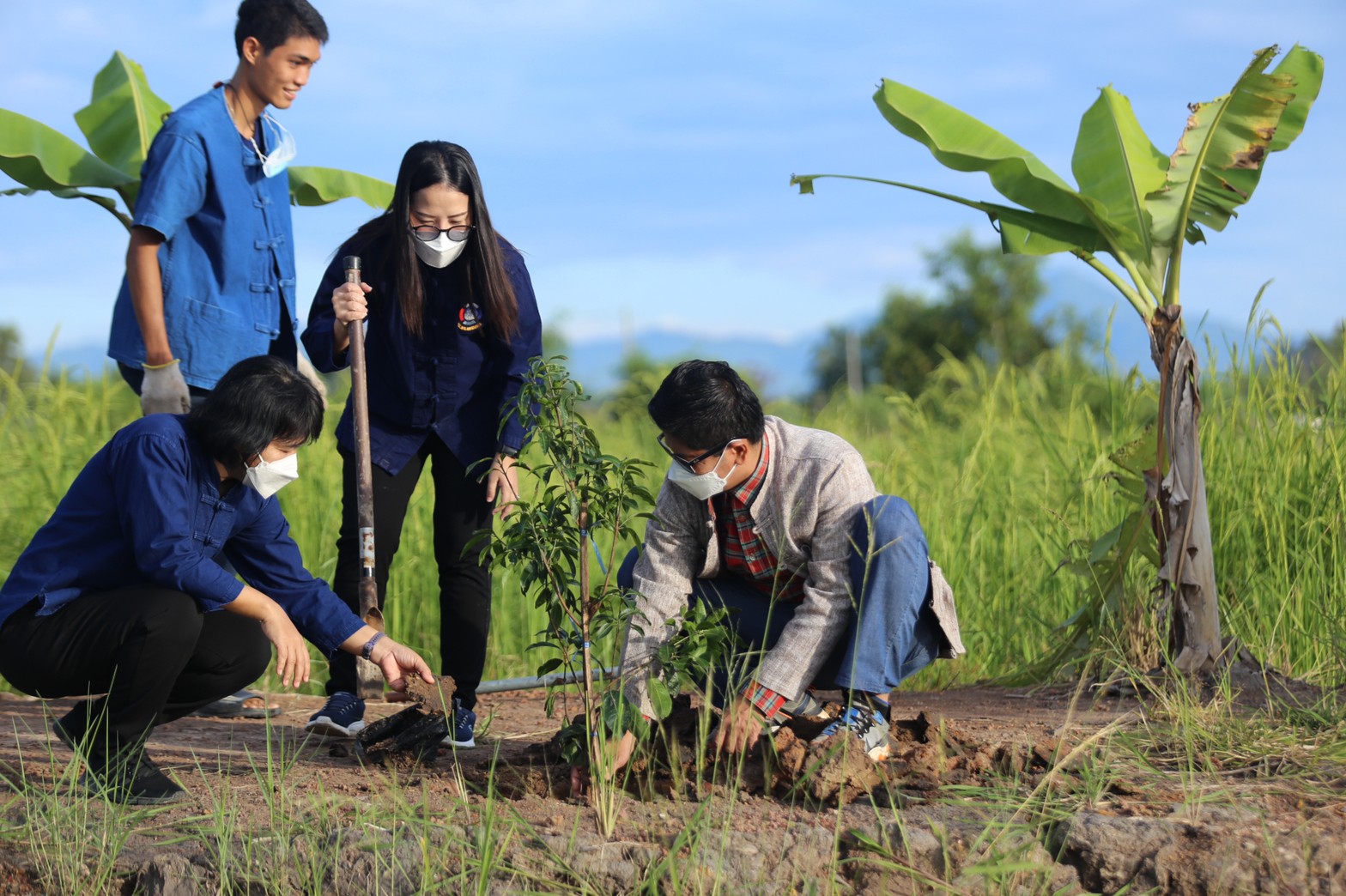 “แลกเปลี่ยนเรียนรู้ ครูพาทำ” พช.เมืองนครนายก จัดกิจกรรมเอามื้อสามัคคี “โคก หนอง นา พช.” จ.นครนายก  พร้อมชม! ความสำเร็จของโครงการ  และร่วมกิจกรรมปลูกพืชผักสร้างความมั่นคงทางอาหาร เพื่อพัฒนาคุณภาพชีวิตอย่างยั่งยืน