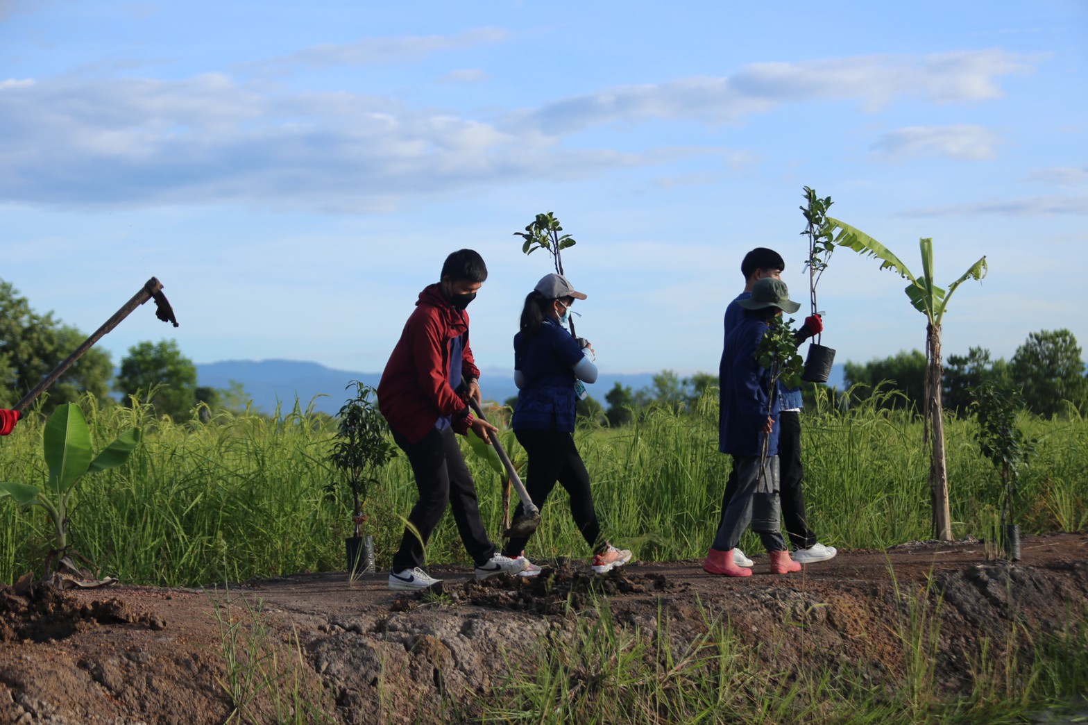 แลกเปลี่ยนเรียนรู้ ครูพาทำ” พช.เมืองนครนายก จัดกิจกรรมเอามื้อสามัคคี “โคก หนอง นา พช.” จ.นครนายก  พร้อมชม! ความสำเร็จของโครงการ  และร่วมกิจกรรมปลูกพืชผักสร้างความมั่นคงทางอาหาร เพื่อพัฒนาคุณภาพชีวิตอย่างยั่งยืน