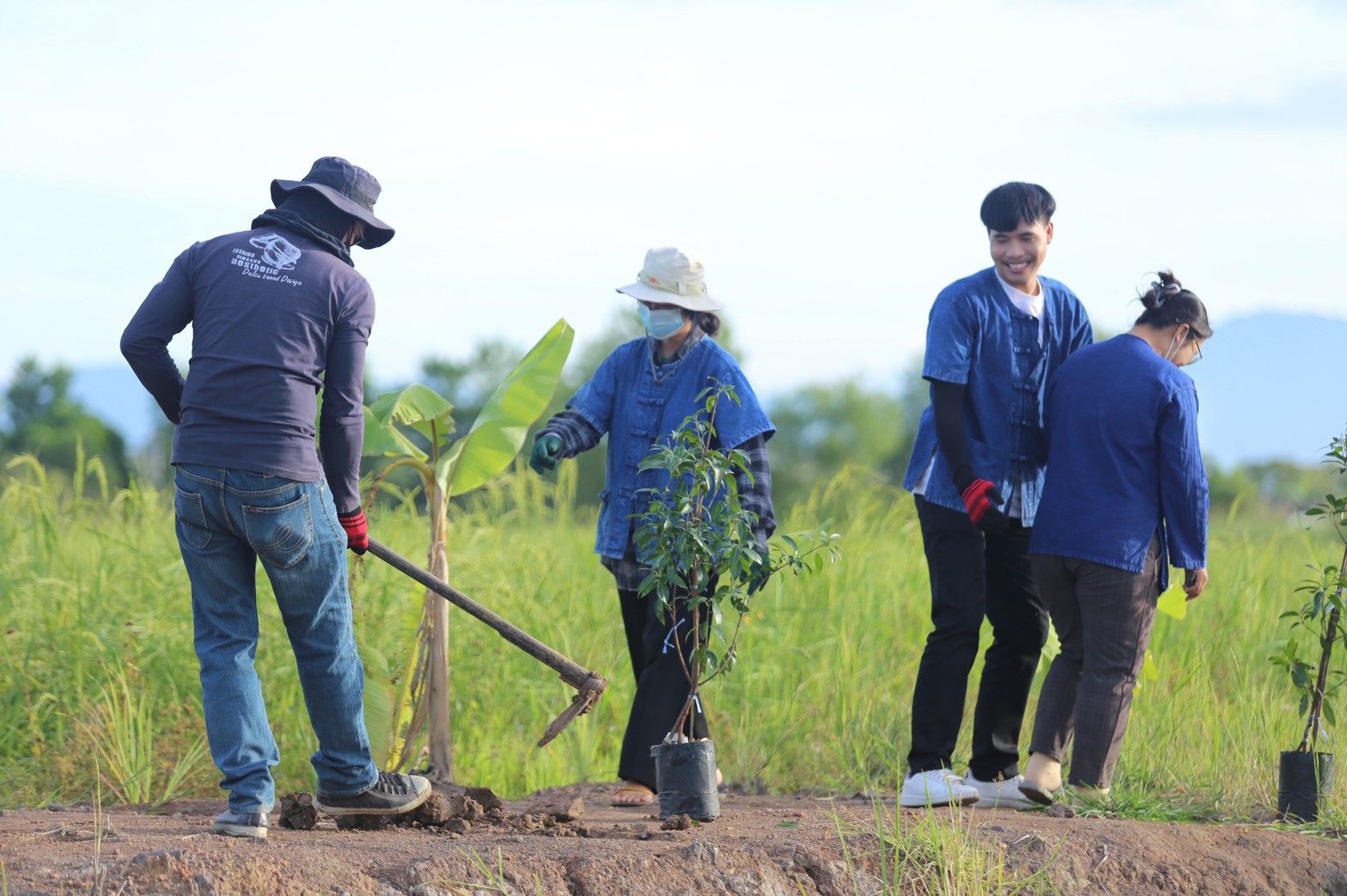 “แลกเปลี่ยนเรียนรู้ ครูพาทำ” พช.เมืองนครนายก จัดกิจกรรมเอามื้อสามัคคี “โคก หนอง นา พช.” จ.นครนายก  พร้อมชม! ความสำเร็จของโครงการ  และร่วมกิจกรรมปลูกพืชผักสร้างความมั่นคงทางอาหาร เพื่อพัฒนาคุณภาพชีวิตอย่างยั่งยืน