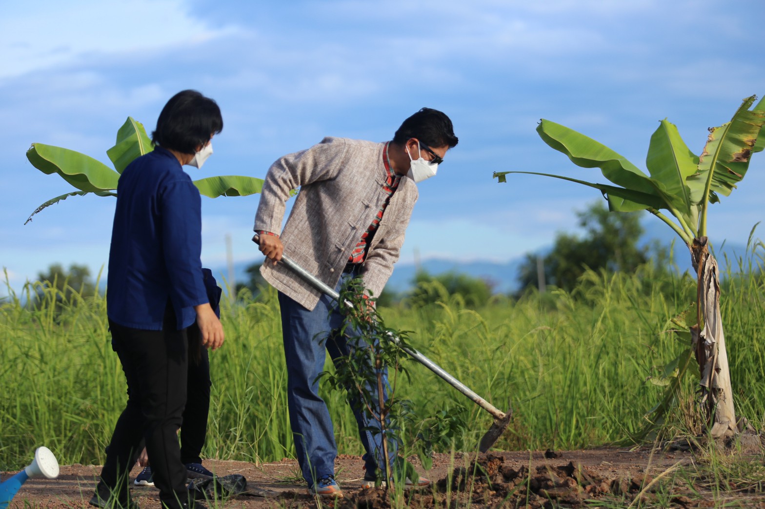 แลกเปลี่ยนเรียนรู้ ครูพาทำ” พช.เมืองนครนายก จัดกิจกรรมเอามื้อสามัคคี “โคก หนอง นา พช.” จ.นครนายก  พร้อมชม! ความสำเร็จของโครงการ  และร่วมกิจกรรมปลูกพืชผักสร้างความมั่นคงทางอาหาร เพื่อพัฒนาคุณภาพชีวิตอย่างยั่งยืน