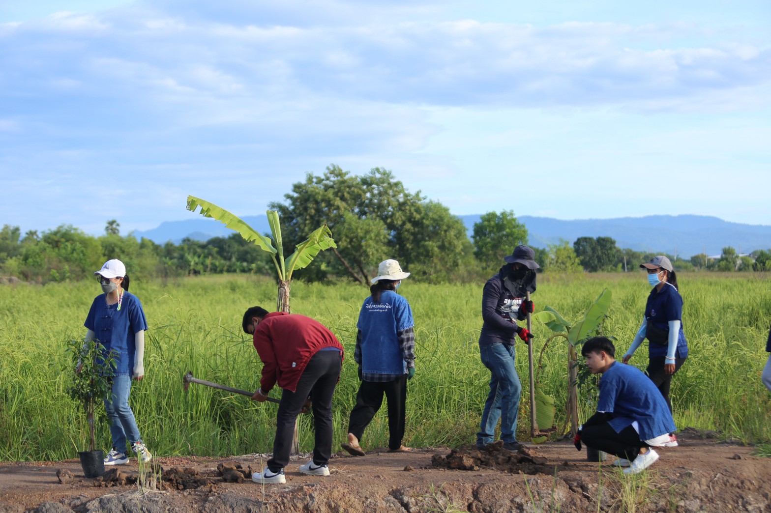 แลกเปลี่ยนเรียนรู้ ครูพาทำ” พช.เมืองนครนายก จัดกิจกรรมเอามื้อสามัคคี “โคก หนอง นา พช.” จ.นครนายก  พร้อมชม! ความสำเร็จของโครงการ  และร่วมกิจกรรมปลูกพืชผักสร้างความมั่นคงทางอาหาร เพื่อพัฒนาคุณภาพชีวิตอย่างยั่งยืน