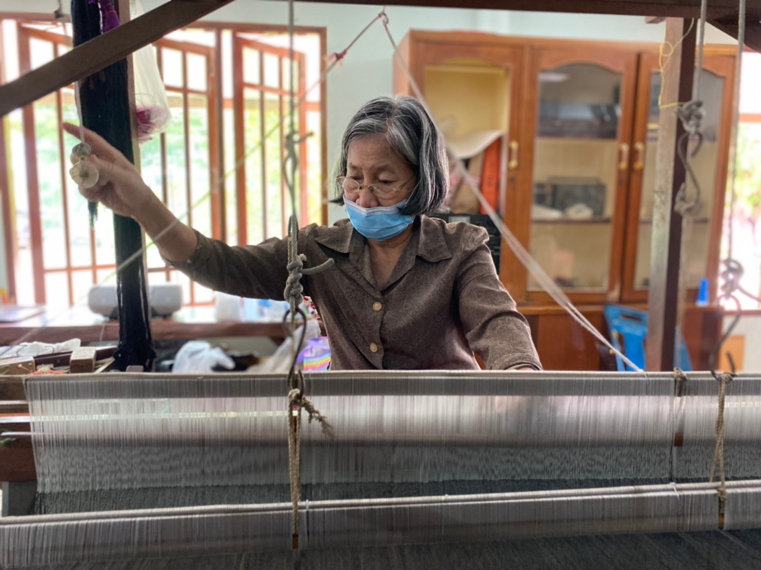 จังหวัดนครนายก โดยสำนักงานพัฒนาชุมชนจังหวัด ติดตามการดำเนินงานกลุ่มสตรีสหกรณ์หัตถกรรมผ้าทอไทยพวนบ้านใหม่ อำเภอปากพลี จังหวัดนครนายก พร้อมทั้งเยี่ยมชมผลิตภัณฑ์เด่น “ผ้ามัดหมี่ลายขอเจ้าฟ้าสิริวัณณวรีฯ”