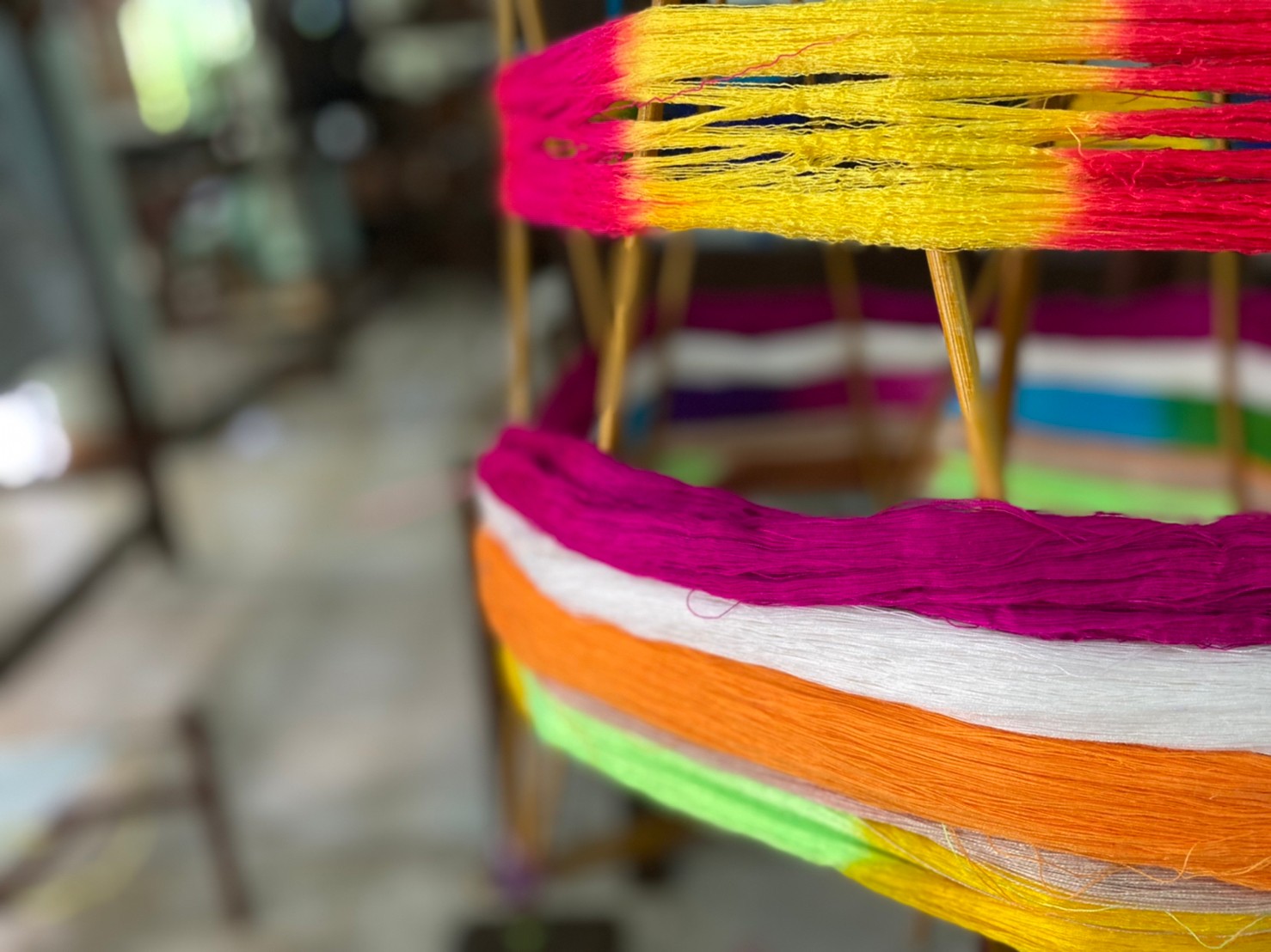 จังหวัดนครนายก โดยสำนักงานพัฒนาชุมชนจังหวัด ติดตามการดำเนินงานกลุ่มสตรีสหกรณ์หัตถกรรมผ้าทอไทยพวนบ้านใหม่ อำเภอปากพลี จังหวัดนครนายก พร้อมทั้งเยี่ยมชมผลิตภัณฑ์เด่น “ผ้ามัดหมี่ลายขอเจ้าฟ้าสิริวัณณวรีฯ”