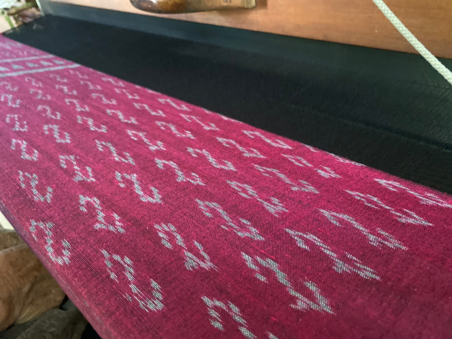 จังหวัดนครนายก โดยสำนักงานพัฒนาชุมชนจังหวัด ติดตามการดำเนินงานกลุ่มสตรีสหกรณ์หัตถกรรมผ้าทอไทยพวนบ้านใหม่ อำเภอปากพลี จังหวัดนครนายก พร้อมทั้งเยี่ยมชมผลิตภัณฑ์เด่น “ผ้ามัดหมี่ลายขอเจ้าฟ้าสิริวัณณวรีฯ”