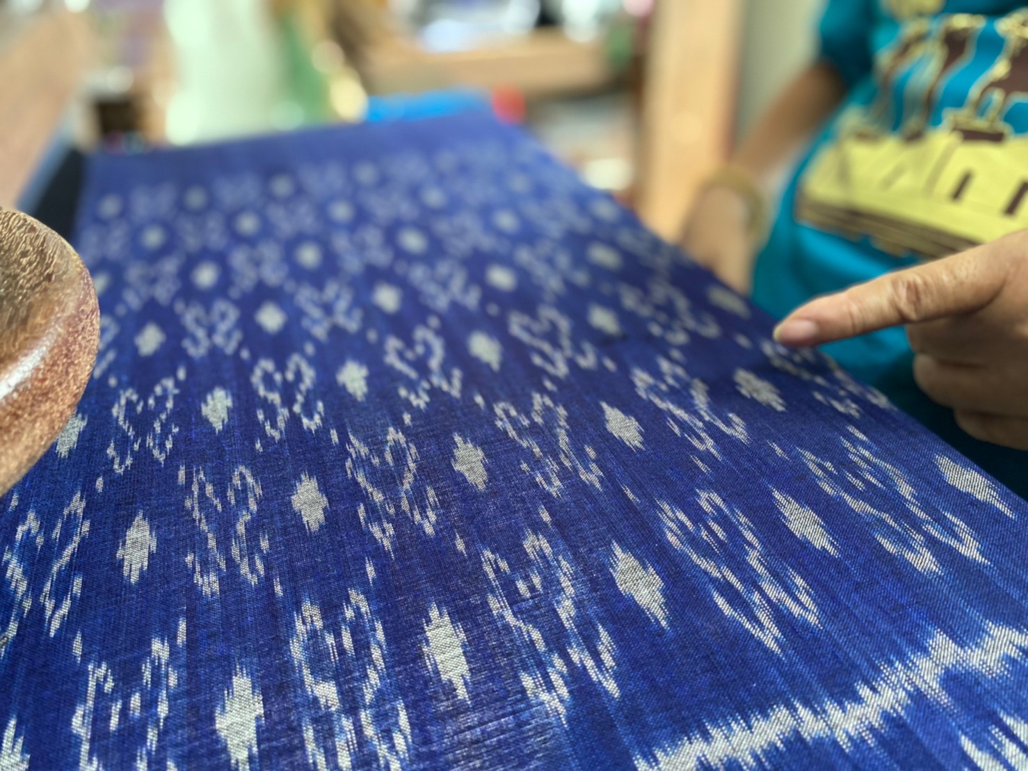 จังหวัดนครนายก โดยสำนักงานพัฒนาชุมชนจังหวัด ติดตามการดำเนินงานกลุ่มสตรีสหกรณ์หัตถกรรมผ้าทอไทยพวนบ้านใหม่ อำเภอปากพลี จังหวัดนครนายก พร้อมทั้งเยี่ยมชมผลิตภัณฑ์เด่น “ผ้ามัดหมี่ลายขอเจ้าฟ้าสิริวัณณวรีฯ”