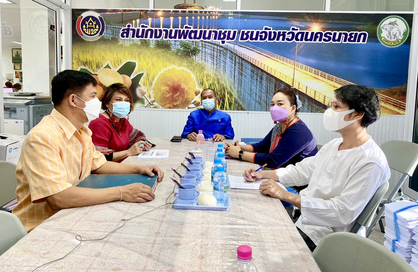 พช.นครนายก ร่วมประชุมการขับเคลื่อนงานเศรษฐกิจฐานรากด้วยกองทุนชุมชน ประจำปีงบประมาณ พ.ศ. 2565 ผ่านระบบการประชุมทางไกล Video Conference โดยมี นายสุรศักดิ์ อักษรกุล รองอธิบดีกรมการพัฒนาชุมชน เป็นประธานในการประชุม