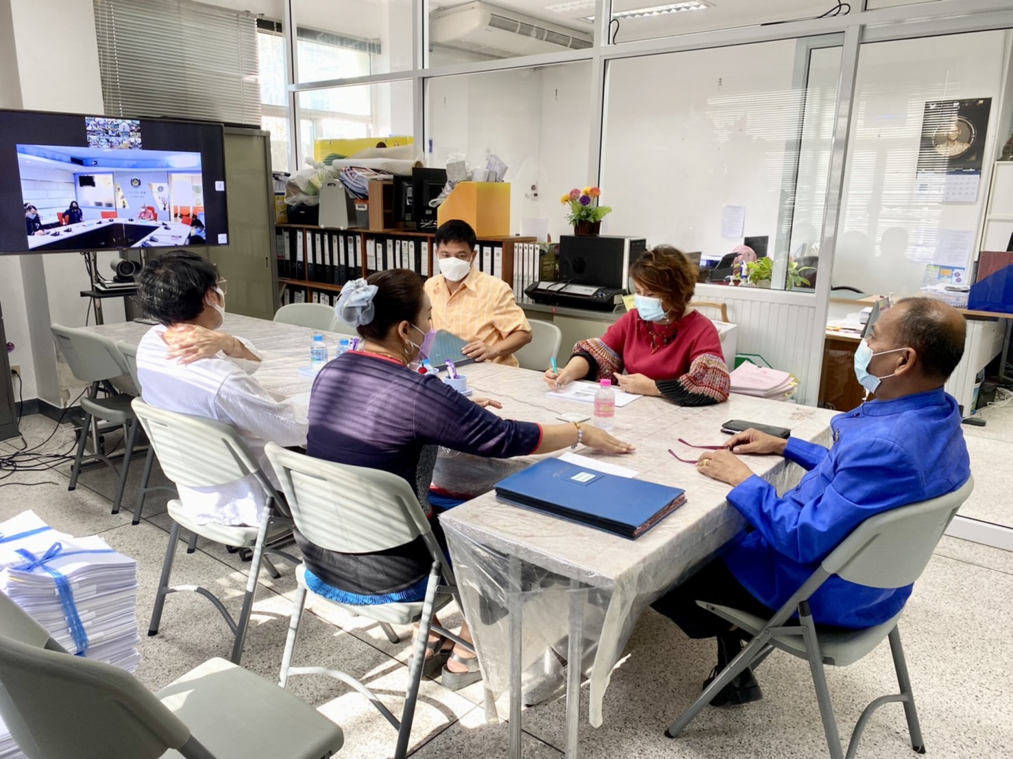 พช.นครนายก ร่วมประชุมการขับเคลื่อนงานเศรษฐกิจฐานรากด้วยกองทุนชุมชน ประจำปีงบประมาณ พ.ศ. 2565 ผ่านระบบการประชุมทางไกล Video Conference โดยมี นายสุรศักดิ์ อักษรกุล รองอธิบดีกรมการพัฒนาชุมชน เป็นประธานในการประชุม