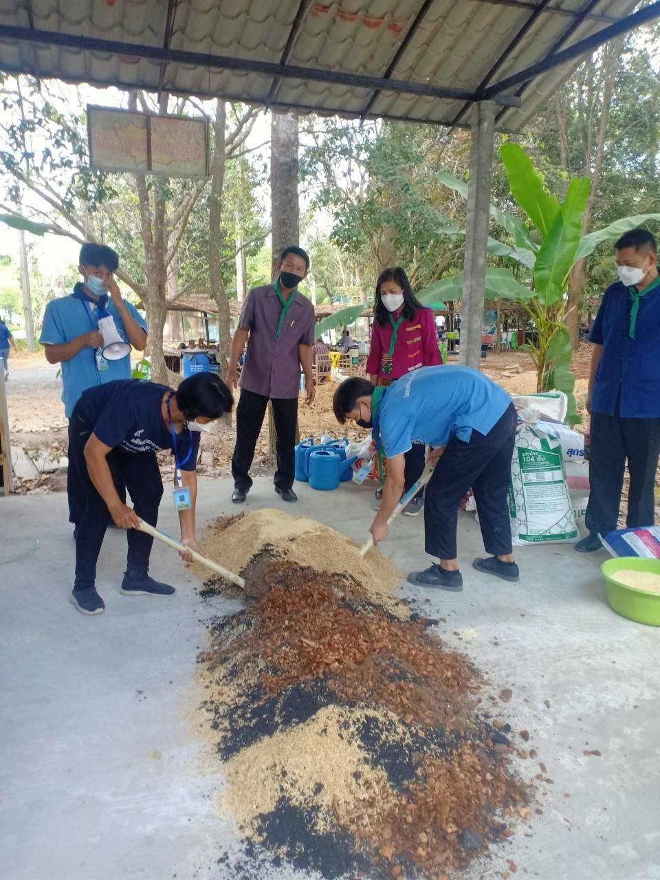 ??พช.นครนายก ร่วมกับวัดดงละคร จัดอบรมศูนย์เรียนรู้ “โคก หนอง นา วัดดงละคร” ศาสตร์พระราชา