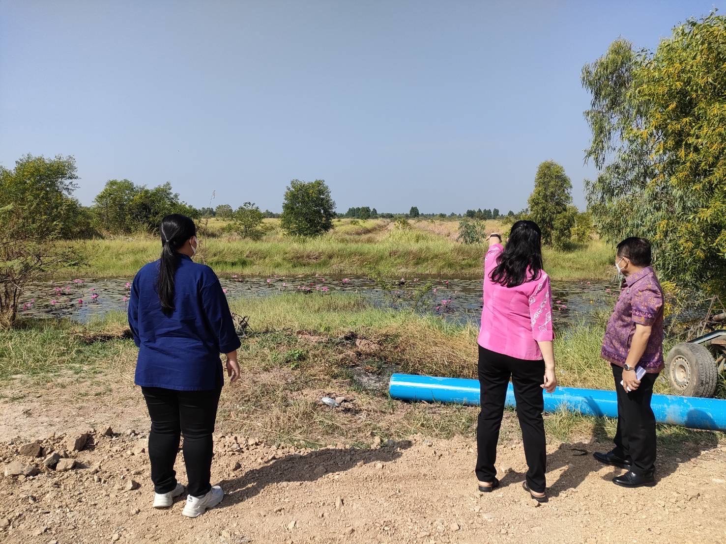 นายจำเริญ แหวนเพ็ชร ผู้ตรวจราชการกรมการพัฒนาชุมชน ลงพื้นที่ทุ่งบางกะชา