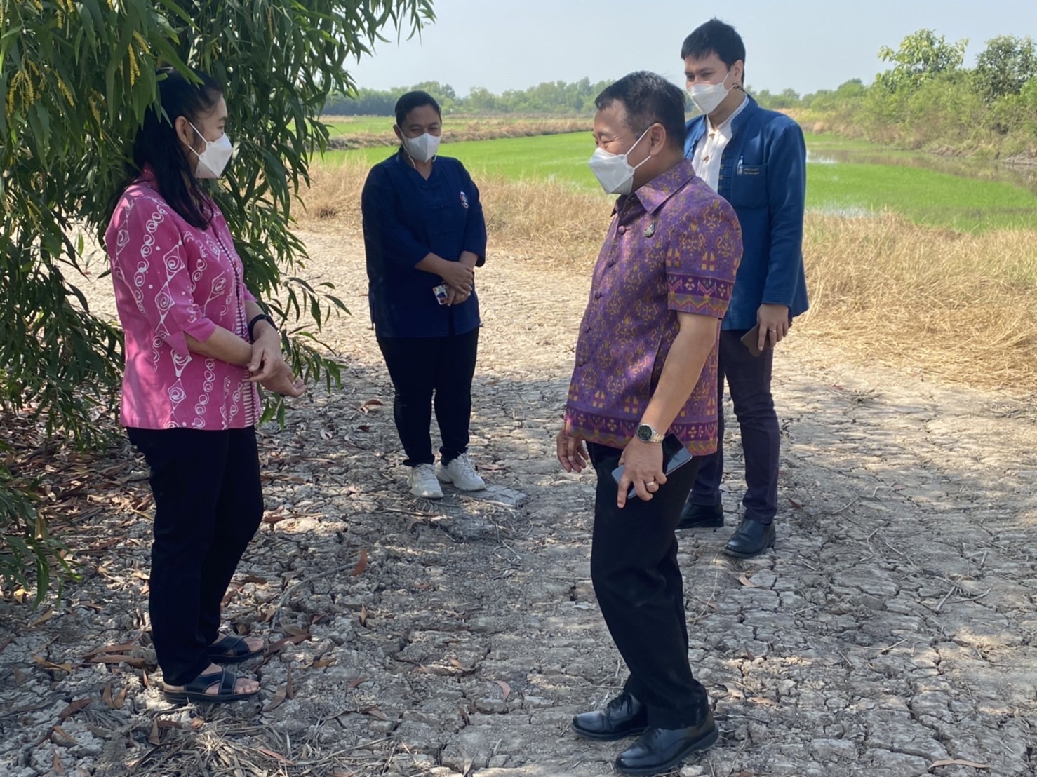 นายจำเริญ แหวนเพ็ชร ผู้ตรวจราชการกรมการพัฒนาชุมชน ลงพื้นที่ทุ่งบางกะชา