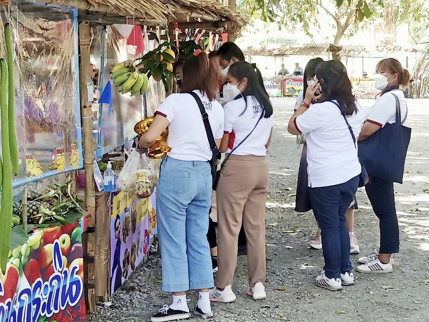 ??พช.นครนายก ร่วมงานประชาสัมพันธ์เชิญชวนประชาชนและนักท่องเที่ยวเข้ามาเยี่ยมชม ตลาดน้ำดงละคร