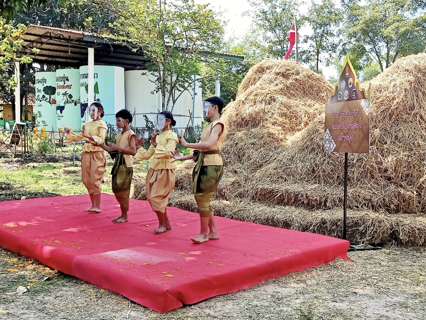 ??พช.นครนายก ร่วมงานประชาสัมพันธ์เชิญชวนประชาชนและนักท่องเที่ยวเข้ามาเยี่ยมชม ตลาดน้ำดงละคร