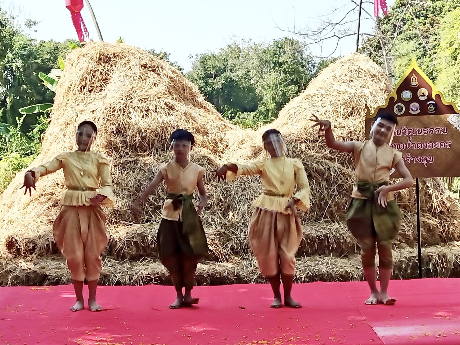 ??พช.นครนายก ร่วมงานประชาสัมพันธ์เชิญชวนประชาชนและนักท่องเที่ยวเข้ามาเยี่ยมชม ตลาดน้ำดงละคร