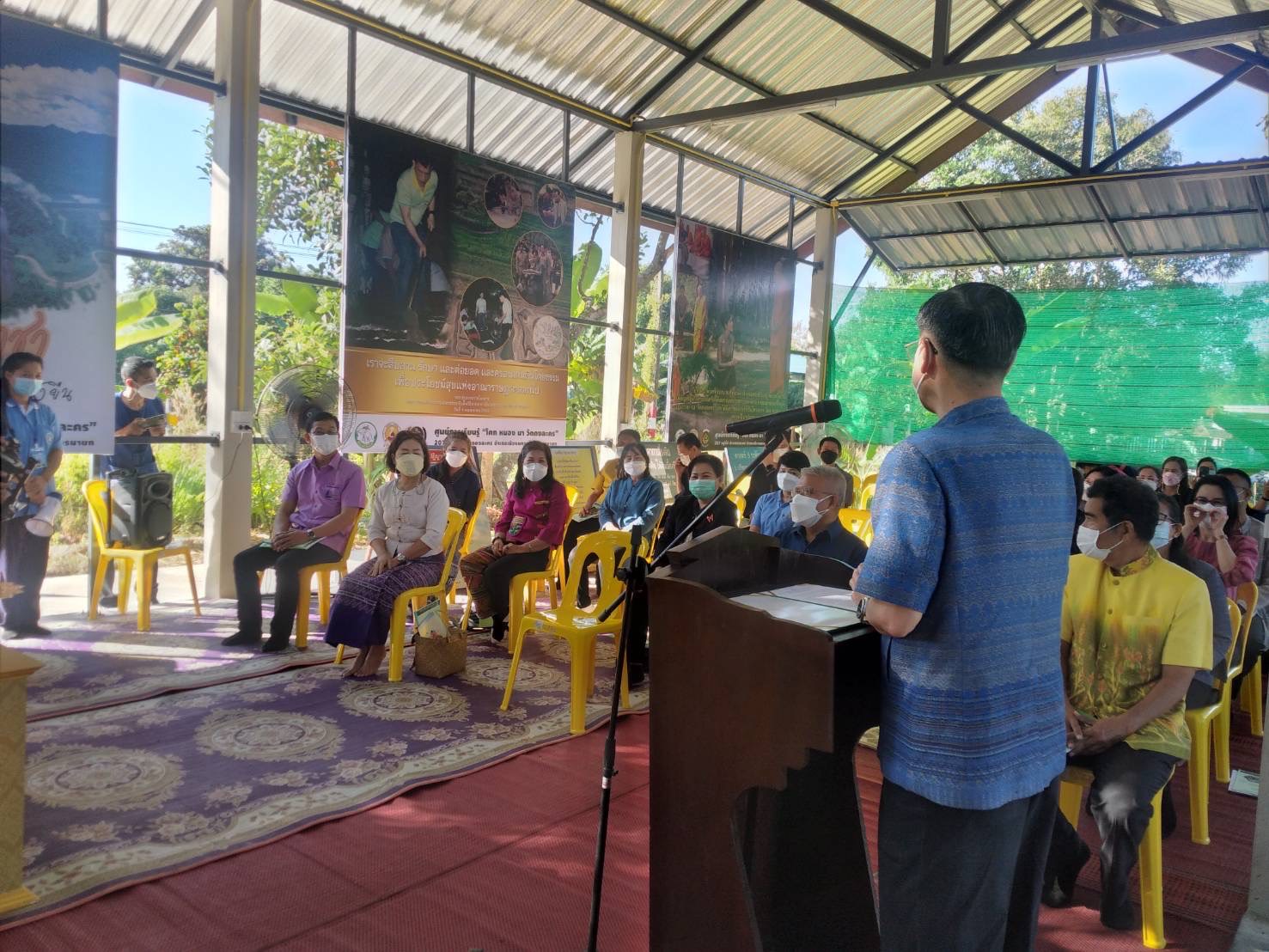 ??พช.นครนายก ร่วมกับวัดดงละคร จัดอบรมศูนย์เรียนรู้ “โคก หนอง นา วัดดงละคร” ศาสตร์พระราชา