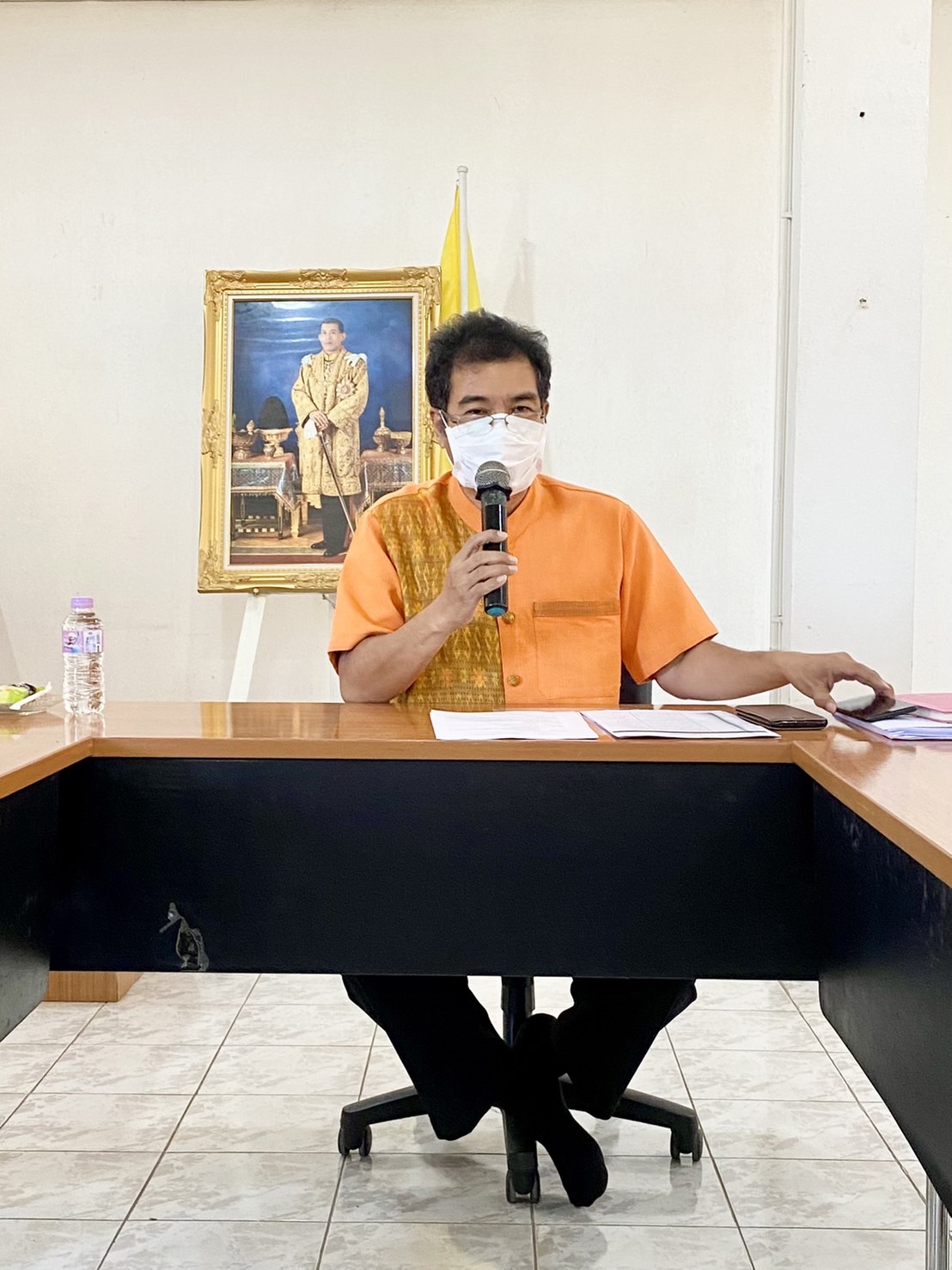 ??พช.นครนายก ประชุมประจำเดือน ผู้อำนวยการกลุ่มงาน พัฒนาการอำเภอ นักวิชาการพัฒนาชุมชน และเจ้าหน้าที่สำนักงานพัฒนาชุมชนจังหวัดนครนายก ครั้งที่ 1/2565  ?วันที่ 6 มกราคม พ.ศ. 2565  ?เวลา 13.00 น.  ?ณ ศูนย์ฝึกอาชีพผลิตและจำหน่าย ผลิตภัณฑ์พื้นเมืองจังหวัดนครนายก  ?? ว่าที่ร้อยตรี อภิชัย ศรีเมือง พัฒนาการจังหวัดนครนายก ประธานในการประชุมประจำเดือน ครั้งที่ 1/2565 ?นายถาวร เทพสุวรรณ ผู้อำนวยการกลุ่มงานยุทธศาสตร์การพัฒนาชุมชน นายฐานุพงศ์ พัชรเรืองวงศ์  ผู้อำนวยการกลุ่มงานสารสนเทศการพัฒนาชุมชน  นายสุเมธ ทัพพุน ผู้อำนวยการกลุ่มงานประสานและสนับสนุนการบริหารงานพัฒนาชุมชน นางนิภาพรรณ เทียมธรรม ผู้อำนวยการกลุ่มงานส่งเสริมการพัฒนาชุมชน พัฒนาการอำเภอทุกอำเภอ และเจ้าหน้าที่สำนักงานพัฒนาชุมชนจังหวัดนครนายก ร่วมประชุมประจำเดือน ผู้อำนวยการกลุ่มงาน พัฒนาการอำเภอ นักวิชาการพัฒนาชุมชน และเจ้าหน้าที่สำนักงานพัฒนาชุมชนจังหวัดนครนายก ครั้งที่ 1/2565 มีรายละเอียด ประเด็นสำคัญ ดังนี้   ⛳️ เรื่องน้อมนำแนวพระราชดำริของสมเด็จพระกนิษฐาธิราชเจ้า กรมสมเด็จพระเทพรัตนราชสุดาฯ สยามบรมราชกุมารี สร้างความมั่นคงทางอาหาร สู่ปฏิบัติการ 90 วัน “ปลูกผักสวนครัวเพื่อสร้างความมั่นคงทางอาหาร” รอบ 2 ⛳️ การดำเนินงานโครงการพัฒนาหมู่บ้านเศรษฐกิจพอเพียง ประจำปีงบประมาณ พ.ศ. 2564 กิจกรรมพัฒนาศูนย์เรียนรู้ทฤษฎีใหม่รูปแบบ “โคก หนอง นา โมเดล” ⛳️ การดำเนินงานส่งเสริมและสนันสนุนกิจกรรม “ผ้าไทยใส่ให้สนุก” ตามพระดำริ สมเด็จพระเจ้าลูกเธอ เจ้าฟ้าสิริวัณณวรี นารีรัตนราชกัญญา จังหวัดนครนายก ⛳️ โครงการพัฒนาศักยภาพเครือข่ายองค์ความรู้ KBO จังหวัด ⛳️ การเคลื่อนกองทุนชุมชนตามหลักธรรมาภิบาล ประจำปี 2565 ⛳️ โครงการประชุมเชิงปฏิบัติการสร้างการรับรู้และเข้าใจการดำเนินงานโครงการอนุรักษ์พันธุกรรมพืชอันเนื่องมาจากพระราชดำริ (อพ.สธ.) ⛳️ โครงการเสริมสร้างศักยภาพกองทุนชุมชนและการเข้าถึงแหล่งชุมชน กิจกรรมประชุมเชิงปฏิบัติการ Mobile Clinic สร้างสุขกองทุนชุมชนตามหลักธรรมมาภิบาล ⛳️ การบริหารการจัดเก็บข้อมูลความจำเป็นพื้นฐาน (จปฐ.) ปีงบประมาณ พ.ศ. 2565 ⛳️ การขับเคลื่อนการดำเนินงานขจัดความยากจนและพัฒนาคนทุกช่วงวัยอย่างยั่งยืนตามหลักปรัชญาของเศรษฐกิจพอเพียง ⛳️ การขับเคลื่อน Big Data กรมการพัฒนาชุมชน และแพตฟอร์มบริหารดิจิทัล ⛳️ เรื่องการรับสมัครสมาชิกกองทุนพัฒนาบทบาทสตรี ⛳️ การคัดเลือกข้าราชการ ลูกจ้างประจำ และพนักงานราชการดีเด่น กรมการพัฒนาชุมชน ประจำปี พ.ศ. 2565   ??ในการนี้ ว่าที่ร้อยตรี อภิชัย ศรีเมือง พัฒนาการจังหวัดนครนายก ได้มอบของที่ระลึกสวัสดีปีใหม่ เป็นกระถางดินเผา OTOP ให้กับผู้อำนวยการกลุ่มงาน พัฒนาการอำเภอ นักวิชาการพัฒนาชุมชน และเจ้าหน้าที่สำนักงานพัฒนาชุมชนจังหวัดนครนายกทุกท่าน??  60 ปี กรมการพัฒนาชุมชน “สร้างสรรค์ชุมชน สร้างคน สร้างชาติ”   #พัฒนาคือสร้างสรรค์? #นครนายกเมืองน่าอยู่ #WorldSoilDay #GlobalSoilPartnership #UNFAO #CDD #SEPtoSDGs #SDGforAll@Kmitl #กรมการพัฒนาชุมชน #เศรษฐกิจฐานรากมั่นคงและชุมชนพึ่งตนเองได้ภายในปี2565 #Changeforgood  ?ภาพ/ข่าว : กลุ่มงานสารสนเทศการพัฒนาชุมชน สำนักงานพัฒนาชุมชนจังหวัดนครนายก