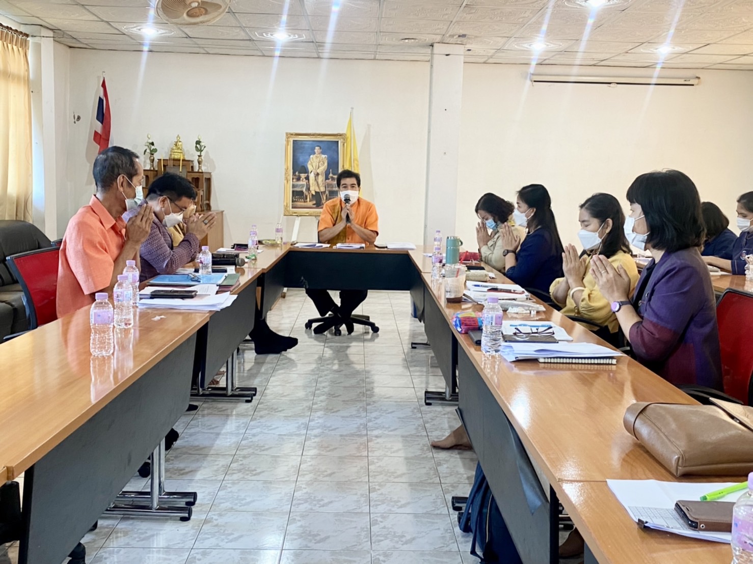 ??พช.นครนายก ประชุมประจำเดือน ผู้อำนวยการกลุ่มงาน พัฒนาการอำเภอ นักวิชาการพัฒนาชุมชน และเจ้าหน้าที่สำนักงานพัฒนาชุมชนจังหวัดนครนายก ครั้งที่ 1/2565  ?วันที่ 6 มกราคม พ.ศ. 2565  ?เวลา 13.00 น.  ?ณ ศูนย์ฝึกอาชีพผลิตและจำหน่าย ผลิตภัณฑ์พื้นเมืองจังหวัดนครนายก  ?? ว่าที่ร้อยตรี อภิชัย ศรีเมือง พัฒนาการจังหวัดนครนายก ประธานในการประชุมประจำเดือน ครั้งที่ 1/2565 ?นายถาวร เทพสุวรรณ ผู้อำนวยการกลุ่มงานยุทธศาสตร์การพัฒนาชุมชน นายฐานุพงศ์ พัชรเรืองวงศ์  ผู้อำนวยการกลุ่มงานสารสนเทศการพัฒนาชุมชน  นายสุเมธ ทัพพุน ผู้อำนวยการกลุ่มงานประสานและสนับสนุนการบริหารงานพัฒนาชุมชน นางนิภาพรรณ เทียมธรรม ผู้อำนวยการกลุ่มงานส่งเสริมการพัฒนาชุมชน พัฒนาการอำเภอทุกอำเภอ และเจ้าหน้าที่สำนักงานพัฒนาชุมชนจังหวัดนครนายก ร่วมประชุมประจำเดือน ผู้อำนวยการกลุ่มงาน พัฒนาการอำเภอ นักวิชาการพัฒนาชุมชน และเจ้าหน้าที่สำนักงานพัฒนาชุมชนจังหวัดนครนายก ครั้งที่ 1/2565 มีรายละเอียด ประเด็นสำคัญ ดังนี้   ⛳️ เรื่องน้อมนำแนวพระราชดำริของสมเด็จพระกนิษฐาธิราชเจ้า กรมสมเด็จพระเทพรัตนราชสุดาฯ สยามบรมราชกุมารี สร้างความมั่นคงทางอาหาร สู่ปฏิบัติการ 90 วัน “ปลูกผักสวนครัวเพื่อสร้างความมั่นคงทางอาหาร” รอบ 2 ⛳️ การดำเนินงานโครงการพัฒนาหมู่บ้านเศรษฐกิจพอเพียง ประจำปีงบประมาณ พ.ศ. 2564 กิจกรรมพัฒนาศูนย์เรียนรู้ทฤษฎีใหม่รูปแบบ “โคก หนอง นา โมเดล” ⛳️ การดำเนินงานส่งเสริมและสนันสนุนกิจกรรม “ผ้าไทยใส่ให้สนุก” ตามพระดำริ สมเด็จพระเจ้าลูกเธอ เจ้าฟ้าสิริวัณณวรี นารีรัตนราชกัญญา จังหวัดนครนายก ⛳️ โครงการพัฒนาศักยภาพเครือข่ายองค์ความรู้ KBO จังหวัด ⛳️ การเคลื่อนกองทุนชุมชนตามหลักธรรมาภิบาล ประจำปี 2565 ⛳️ โครงการประชุมเชิงปฏิบัติการสร้างการรับรู้และเข้าใจการดำเนินงานโครงการอนุรักษ์พันธุกรรมพืชอันเนื่องมาจากพระราชดำริ (อพ.สธ.) ⛳️ โครงการเสริมสร้างศักยภาพกองทุนชุมชนและการเข้าถึงแหล่งชุมชน กิจกรรมประชุมเชิงปฏิบัติการ Mobile Clinic สร้างสุขกองทุนชุมชนตามหลักธรรมมาภิบาล ⛳️ การบริหารการจัดเก็บข้อมูลความจำเป็นพื้นฐาน (จปฐ.) ปีงบประมาณ พ.ศ. 2565 ⛳️ การขับเคลื่อนการดำเนินงานขจัดความยากจนและพัฒนาคนทุกช่วงวัยอย่างยั่งยืนตามหลักปรัชญาของเศรษฐกิจพอเพียง ⛳️ การขับเคลื่อน Big Data กรมการพัฒนาชุมชน และแพตฟอร์มบริหารดิจิทัล ⛳️ เรื่องการรับสมัครสมาชิกกองทุนพัฒนาบทบาทสตรี ⛳️ การคัดเลือกข้าราชการ ลูกจ้างประจำ และพนักงานราชการดีเด่น กรมการพัฒนาชุมชน ประจำปี พ.ศ. 2565   ??ในการนี้ ว่าที่ร้อยตรี อภิชัย ศรีเมือง พัฒนาการจังหวัดนครนายก ได้มอบของที่ระลึกสวัสดีปีใหม่ เป็นกระถางดินเผา OTOP ให้กับผู้อำนวยการกลุ่มงาน พัฒนาการอำเภอ นักวิชาการพัฒนาชุมชน และเจ้าหน้าที่สำนักงานพัฒนาชุมชนจังหวัดนครนายกทุกท่าน??  60 ปี กรมการพัฒนาชุมชน “สร้างสรรค์ชุมชน สร้างคน สร้างชาติ”   #พัฒนาคือสร้างสรรค์? #นครนายกเมืองน่าอยู่ #WorldSoilDay #GlobalSoilPartnership #UNFAO #CDD #SEPtoSDGs #SDGforAll@Kmitl #กรมการพัฒนาชุมชน #เศรษฐกิจฐานรากมั่นคงและชุมชนพึ่งตนเองได้ภายในปี2565 #Changeforgood  ?ภาพ/ข่าว : กลุ่มงานสารสนเทศการพัฒนาชุมชน สำนักงานพัฒนาชุมชนจังหวัดนครนายก