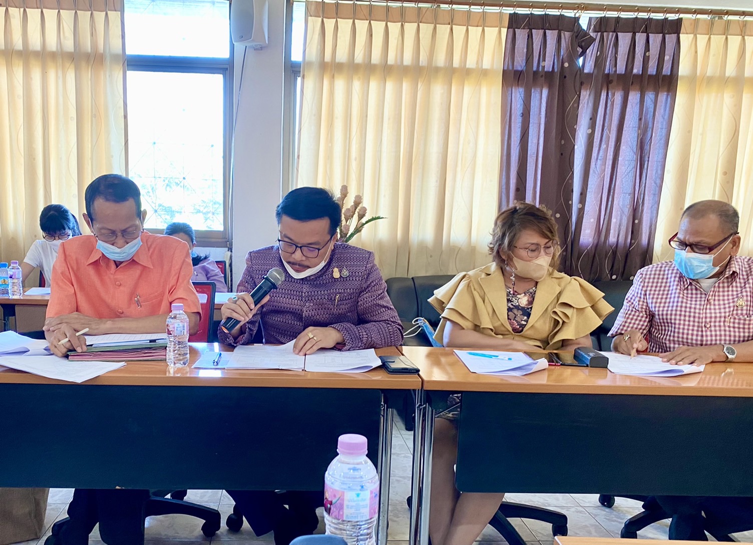 ??พช.นครนายก ประชุมประจำเดือน ผู้อำนวยการกลุ่มงาน พัฒนาการอำเภอ นักวิชาการพัฒนาชุมชน และเจ้าหน้าที่สำนักงานพัฒนาชุมชนจังหวัดนครนายก ครั้งที่ 1/2565  ?วันที่ 6 มกราคม พ.ศ. 2565  ?เวลา 13.00 น.  ?ณ ศูนย์ฝึกอาชีพผลิตและจำหน่าย ผลิตภัณฑ์พื้นเมืองจังหวัดนครนายก  ?? ว่าที่ร้อยตรี อภิชัย ศรีเมือง พัฒนาการจังหวัดนครนายก ประธานในการประชุมประจำเดือน ครั้งที่ 1/2565 ?นายถาวร เทพสุวรรณ ผู้อำนวยการกลุ่มงานยุทธศาสตร์การพัฒนาชุมชน นายฐานุพงศ์ พัชรเรืองวงศ์  ผู้อำนวยการกลุ่มงานสารสนเทศการพัฒนาชุมชน  นายสุเมธ ทัพพุน ผู้อำนวยการกลุ่มงานประสานและสนับสนุนการบริหารงานพัฒนาชุมชน นางนิภาพรรณ เทียมธรรม ผู้อำนวยการกลุ่มงานส่งเสริมการพัฒนาชุมชน พัฒนาการอำเภอทุกอำเภอ และเจ้าหน้าที่สำนักงานพัฒนาชุมชนจังหวัดนครนายก ร่วมประชุมประจำเดือน ผู้อำนวยการกลุ่มงาน พัฒนาการอำเภอ นักวิชาการพัฒนาชุมชน และเจ้าหน้าที่สำนักงานพัฒนาชุมชนจังหวัดนครนายก ครั้งที่ 1/2565 มีรายละเอียด ประเด็นสำคัญ ดังนี้   ⛳️ เรื่องน้อมนำแนวพระราชดำริของสมเด็จพระกนิษฐาธิราชเจ้า กรมสมเด็จพระเทพรัตนราชสุดาฯ สยามบรมราชกุมารี สร้างความมั่นคงทางอาหาร สู่ปฏิบัติการ 90 วัน “ปลูกผักสวนครัวเพื่อสร้างความมั่นคงทางอาหาร” รอบ 2 ⛳️ การดำเนินงานโครงการพัฒนาหมู่บ้านเศรษฐกิจพอเพียง ประจำปีงบประมาณ พ.ศ. 2564 กิจกรรมพัฒนาศูนย์เรียนรู้ทฤษฎีใหม่รูปแบบ “โคก หนอง นา โมเดล” ⛳️ การดำเนินงานส่งเสริมและสนันสนุนกิจกรรม “ผ้าไทยใส่ให้สนุก” ตามพระดำริ สมเด็จพระเจ้าลูกเธอ เจ้าฟ้าสิริวัณณวรี นารีรัตนราชกัญญา จังหวัดนครนายก ⛳️ โครงการพัฒนาศักยภาพเครือข่ายองค์ความรู้ KBO จังหวัด ⛳️ การเคลื่อนกองทุนชุมชนตามหลักธรรมาภิบาล ประจำปี 2565 ⛳️ โครงการประชุมเชิงปฏิบัติการสร้างการรับรู้และเข้าใจการดำเนินงานโครงการอนุรักษ์พันธุกรรมพืชอันเนื่องมาจากพระราชดำริ (อพ.สธ.) ⛳️ โครงการเสริมสร้างศักยภาพกองทุนชุมชนและการเข้าถึงแหล่งชุมชน กิจกรรมประชุมเชิงปฏิบัติการ Mobile Clinic สร้างสุขกองทุนชุมชนตามหลักธรรมมาภิบาล ⛳️ การบริหารการจัดเก็บข้อมูลความจำเป็นพื้นฐาน (จปฐ.) ปีงบประมาณ พ.ศ. 2565 ⛳️ การขับเคลื่อนการดำเนินงานขจัดความยากจนและพัฒนาคนทุกช่วงวัยอย่างยั่งยืนตามหลักปรัชญาของเศรษฐกิจพอเพียง ⛳️ การขับเคลื่อน Big Data กรมการพัฒนาชุมชน และแพตฟอร์มบริหารดิจิทัล ⛳️ เรื่องการรับสมัครสมาชิกกองทุนพัฒนาบทบาทสตรี ⛳️ การคัดเลือกข้าราชการ ลูกจ้างประจำ และพนักงานราชการดีเด่น กรมการพัฒนาชุมชน ประจำปี พ.ศ. 2565   ??ในการนี้ ว่าที่ร้อยตรี อภิชัย ศรีเมือง พัฒนาการจังหวัดนครนายก ได้มอบของที่ระลึกสวัสดีปีใหม่ เป็นกระถางดินเผา OTOP ให้กับผู้อำนวยการกลุ่มงาน พัฒนาการอำเภอ นักวิชาการพัฒนาชุมชน และเจ้าหน้าที่สำนักงานพัฒนาชุมชนจังหวัดนครนายกทุกท่าน??  60 ปี กรมการพัฒนาชุมชน “สร้างสรรค์ชุมชน สร้างคน สร้างชาติ”   #พัฒนาคือสร้างสรรค์? #นครนายกเมืองน่าอยู่ #WorldSoilDay #GlobalSoilPartnership #UNFAO #CDD #SEPtoSDGs #SDGforAll@Kmitl #กรมการพัฒนาชุมชน #เศรษฐกิจฐานรากมั่นคงและชุมชนพึ่งตนเองได้ภายในปี2565 #Changeforgood  ?ภาพ/ข่าว : กลุ่มงานสารสนเทศการพัฒนาชุมชน สำนักงานพัฒนาชุมชนจังหวัดนครนายก