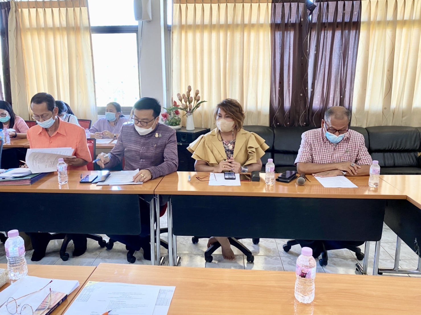 ??พช.นครนายก ประชุมประจำเดือน ผู้อำนวยการกลุ่มงาน พัฒนาการอำเภอ นักวิชาการพัฒนาชุมชน และเจ้าหน้าที่สำนักงานพัฒนาชุมชนจังหวัดนครนายก ครั้งที่ 1/2565  ?วันที่ 6 มกราคม พ.ศ. 2565  ?เวลา 13.00 น.  ?ณ ศูนย์ฝึกอาชีพผลิตและจำหน่าย ผลิตภัณฑ์พื้นเมืองจังหวัดนครนายก  ?? ว่าที่ร้อยตรี อภิชัย ศรีเมือง พัฒนาการจังหวัดนครนายก ประธานในการประชุมประจำเดือน ครั้งที่ 1/2565 ?นายถาวร เทพสุวรรณ ผู้อำนวยการกลุ่มงานยุทธศาสตร์การพัฒนาชุมชน นายฐานุพงศ์ พัชรเรืองวงศ์  ผู้อำนวยการกลุ่มงานสารสนเทศการพัฒนาชุมชน  นายสุเมธ ทัพพุน ผู้อำนวยการกลุ่มงานประสานและสนับสนุนการบริหารงานพัฒนาชุมชน นางนิภาพรรณ เทียมธรรม ผู้อำนวยการกลุ่มงานส่งเสริมการพัฒนาชุมชน พัฒนาการอำเภอทุกอำเภอ และเจ้าหน้าที่สำนักงานพัฒนาชุมชนจังหวัดนครนายก ร่วมประชุมประจำเดือน ผู้อำนวยการกลุ่มงาน พัฒนาการอำเภอ นักวิชาการพัฒนาชุมชน และเจ้าหน้าที่สำนักงานพัฒนาชุมชนจังหวัดนครนายก ครั้งที่ 1/2565 มีรายละเอียด ประเด็นสำคัญ ดังนี้   ⛳️ เรื่องน้อมนำแนวพระราชดำริของสมเด็จพระกนิษฐาธิราชเจ้า กรมสมเด็จพระเทพรัตนราชสุดาฯ สยามบรมราชกุมารี สร้างความมั่นคงทางอาหาร สู่ปฏิบัติการ 90 วัน “ปลูกผักสวนครัวเพื่อสร้างความมั่นคงทางอาหาร” รอบ 2 ⛳️ การดำเนินงานโครงการพัฒนาหมู่บ้านเศรษฐกิจพอเพียง ประจำปีงบประมาณ พ.ศ. 2564 กิจกรรมพัฒนาศูนย์เรียนรู้ทฤษฎีใหม่รูปแบบ “โคก หนอง นา โมเดล” ⛳️ การดำเนินงานส่งเสริมและสนันสนุนกิจกรรม “ผ้าไทยใส่ให้สนุก” ตามพระดำริ สมเด็จพระเจ้าลูกเธอ เจ้าฟ้าสิริวัณณวรี นารีรัตนราชกัญญา จังหวัดนครนายก ⛳️ โครงการพัฒนาศักยภาพเครือข่ายองค์ความรู้ KBO จังหวัด ⛳️ การเคลื่อนกองทุนชุมชนตามหลักธรรมาภิบาล ประจำปี 2565 ⛳️ โครงการประชุมเชิงปฏิบัติการสร้างการรับรู้และเข้าใจการดำเนินงานโครงการอนุรักษ์พันธุกรรมพืชอันเนื่องมาจากพระราชดำริ (อพ.สธ.) ⛳️ โครงการเสริมสร้างศักยภาพกองทุนชุมชนและการเข้าถึงแหล่งชุมชน กิจกรรมประชุมเชิงปฏิบัติการ Mobile Clinic สร้างสุขกองทุนชุมชนตามหลักธรรมมาภิบาล ⛳️ การบริหารการจัดเก็บข้อมูลความจำเป็นพื้นฐาน (จปฐ.) ปีงบประมาณ พ.ศ. 2565 ⛳️ การขับเคลื่อนการดำเนินงานขจัดความยากจนและพัฒนาคนทุกช่วงวัยอย่างยั่งยืนตามหลักปรัชญาของเศรษฐกิจพอเพียง ⛳️ การขับเคลื่อน Big Data กรมการพัฒนาชุมชน และแพตฟอร์มบริหารดิจิทัล ⛳️ เรื่องการรับสมัครสมาชิกกองทุนพัฒนาบทบาทสตรี ⛳️ การคัดเลือกข้าราชการ ลูกจ้างประจำ และพนักงานราชการดีเด่น กรมการพัฒนาชุมชน ประจำปี พ.ศ. 2565   ??ในการนี้ ว่าที่ร้อยตรี อภิชัย ศรีเมือง พัฒนาการจังหวัดนครนายก ได้มอบของที่ระลึกสวัสดีปีใหม่ เป็นกระถางดินเผา OTOP ให้กับผู้อำนวยการกลุ่มงาน พัฒนาการอำเภอ นักวิชาการพัฒนาชุมชน และเจ้าหน้าที่สำนักงานพัฒนาชุมชนจังหวัดนครนายกทุกท่าน??  60 ปี กรมการพัฒนาชุมชน “สร้างสรรค์ชุมชน สร้างคน สร้างชาติ”   #พัฒนาคือสร้างสรรค์? #นครนายกเมืองน่าอยู่ #WorldSoilDay #GlobalSoilPartnership #UNFAO #CDD #SEPtoSDGs #SDGforAll@Kmitl #กรมการพัฒนาชุมชน #เศรษฐกิจฐานรากมั่นคงและชุมชนพึ่งตนเองได้ภายในปี2565 #Changeforgood  ?ภาพ/ข่าว : กลุ่มงานสารสนเทศการพัฒนาชุมชน สำนักงานพัฒนาชุมชนจังหวัดนครนายก