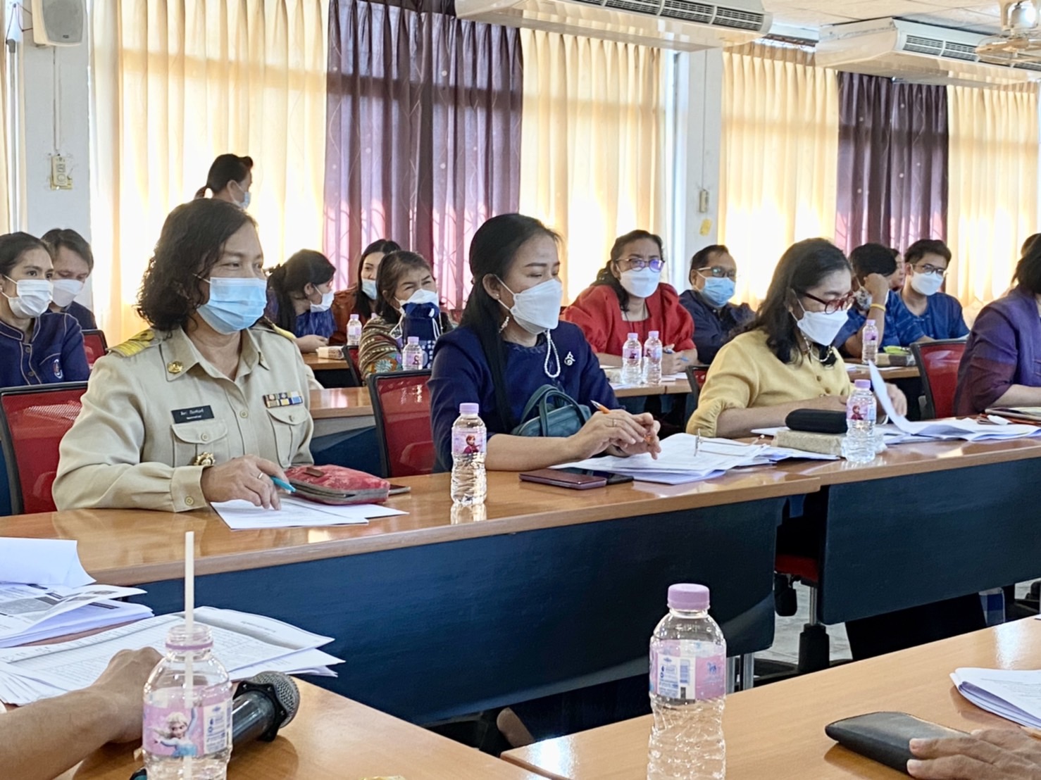 ??พช.นครนายก ประชุมประจำเดือน ผู้อำนวยการกลุ่มงาน พัฒนาการอำเภอ นักวิชาการพัฒนาชุมชน และเจ้าหน้าที่สำนักงานพัฒนาชุมชนจังหวัดนครนายก ครั้งที่ 1/2565  ?วันที่ 6 มกราคม พ.ศ. 2565  ?เวลา 13.00 น.  ?ณ ศูนย์ฝึกอาชีพผลิตและจำหน่าย ผลิตภัณฑ์พื้นเมืองจังหวัดนครนายก  ?? ว่าที่ร้อยตรี อภิชัย ศรีเมือง พัฒนาการจังหวัดนครนายก ประธานในการประชุมประจำเดือน ครั้งที่ 1/2565 ?นายถาวร เทพสุวรรณ ผู้อำนวยการกลุ่มงานยุทธศาสตร์การพัฒนาชุมชน นายฐานุพงศ์ พัชรเรืองวงศ์  ผู้อำนวยการกลุ่มงานสารสนเทศการพัฒนาชุมชน  นายสุเมธ ทัพพุน ผู้อำนวยการกลุ่มงานประสานและสนับสนุนการบริหารงานพัฒนาชุมชน นางนิภาพรรณ เทียมธรรม ผู้อำนวยการกลุ่มงานส่งเสริมการพัฒนาชุมชน พัฒนาการอำเภอทุกอำเภอ และเจ้าหน้าที่สำนักงานพัฒนาชุมชนจังหวัดนครนายก ร่วมประชุมประจำเดือน ผู้อำนวยการกลุ่มงาน พัฒนาการอำเภอ นักวิชาการพัฒนาชุมชน และเจ้าหน้าที่สำนักงานพัฒนาชุมชนจังหวัดนครนายก ครั้งที่ 1/2565 มีรายละเอียด ประเด็นสำคัญ ดังนี้   ⛳️ เรื่องน้อมนำแนวพระราชดำริของสมเด็จพระกนิษฐาธิราชเจ้า กรมสมเด็จพระเทพรัตนราชสุดาฯ สยามบรมราชกุมารี สร้างความมั่นคงทางอาหาร สู่ปฏิบัติการ 90 วัน “ปลูกผักสวนครัวเพื่อสร้างความมั่นคงทางอาหาร” รอบ 2 ⛳️ การดำเนินงานโครงการพัฒนาหมู่บ้านเศรษฐกิจพอเพียง ประจำปีงบประมาณ พ.ศ. 2564 กิจกรรมพัฒนาศูนย์เรียนรู้ทฤษฎีใหม่รูปแบบ “โคก หนอง นา โมเดล” ⛳️ การดำเนินงานส่งเสริมและสนันสนุนกิจกรรม “ผ้าไทยใส่ให้สนุก” ตามพระดำริ สมเด็จพระเจ้าลูกเธอ เจ้าฟ้าสิริวัณณวรี นารีรัตนราชกัญญา จังหวัดนครนายก ⛳️ โครงการพัฒนาศักยภาพเครือข่ายองค์ความรู้ KBO จังหวัด ⛳️ การเคลื่อนกองทุนชุมชนตามหลักธรรมาภิบาล ประจำปี 2565 ⛳️ โครงการประชุมเชิงปฏิบัติการสร้างการรับรู้และเข้าใจการดำเนินงานโครงการอนุรักษ์พันธุกรรมพืชอันเนื่องมาจากพระราชดำริ (อพ.สธ.) ⛳️ โครงการเสริมสร้างศักยภาพกองทุนชุมชนและการเข้าถึงแหล่งชุมชน กิจกรรมประชุมเชิงปฏิบัติการ Mobile Clinic สร้างสุขกองทุนชุมชนตามหลักธรรมมาภิบาล ⛳️ การบริหารการจัดเก็บข้อมูลความจำเป็นพื้นฐาน (จปฐ.) ปีงบประมาณ พ.ศ. 2565 ⛳️ การขับเคลื่อนการดำเนินงานขจัดความยากจนและพัฒนาคนทุกช่วงวัยอย่างยั่งยืนตามหลักปรัชญาของเศรษฐกิจพอเพียง ⛳️ การขับเคลื่อน Big Data กรมการพัฒนาชุมชน และแพตฟอร์มบริหารดิจิทัล ⛳️ เรื่องการรับสมัครสมาชิกกองทุนพัฒนาบทบาทสตรี ⛳️ การคัดเลือกข้าราชการ ลูกจ้างประจำ และพนักงานราชการดีเด่น กรมการพัฒนาชุมชน ประจำปี พ.ศ. 2565   ??ในการนี้ ว่าที่ร้อยตรี อภิชัย ศรีเมือง พัฒนาการจังหวัดนครนายก ได้มอบของที่ระลึกสวัสดีปีใหม่ เป็นกระถางดินเผา OTOP ให้กับผู้อำนวยการกลุ่มงาน พัฒนาการอำเภอ นักวิชาการพัฒนาชุมชน และเจ้าหน้าที่สำนักงานพัฒนาชุมชนจังหวัดนครนายกทุกท่าน??  60 ปี กรมการพัฒนาชุมชน “สร้างสรรค์ชุมชน สร้างคน สร้างชาติ”   #พัฒนาคือสร้างสรรค์? #นครนายกเมืองน่าอยู่ #WorldSoilDay #GlobalSoilPartnership #UNFAO #CDD #SEPtoSDGs #SDGforAll@Kmitl #กรมการพัฒนาชุมชน #เศรษฐกิจฐานรากมั่นคงและชุมชนพึ่งตนเองได้ภายในปี2565 #Changeforgood  ?ภาพ/ข่าว : กลุ่มงานสารสนเทศการพัฒนาชุมชน สำนักงานพัฒนาชุมชนจังหวัดนครนายก