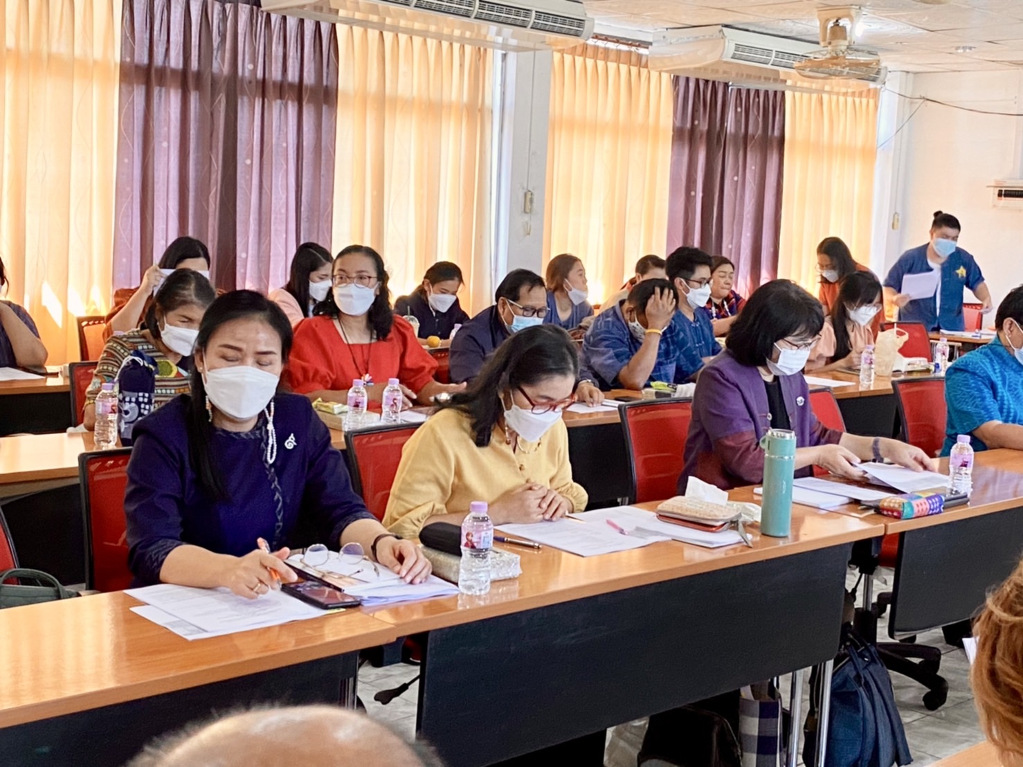 ??พช.นครนายก ประชุมประจำเดือน ผู้อำนวยการกลุ่มงาน พัฒนาการอำเภอ นักวิชาการพัฒนาชุมชน และเจ้าหน้าที่สำนักงานพัฒนาชุมชนจังหวัดนครนายก ครั้งที่ 1/2565  ?วันที่ 6 มกราคม พ.ศ. 2565  ?เวลา 13.00 น.  ?ณ ศูนย์ฝึกอาชีพผลิตและจำหน่าย ผลิตภัณฑ์พื้นเมืองจังหวัดนครนายก  ?? ว่าที่ร้อยตรี อภิชัย ศรีเมือง พัฒนาการจังหวัดนครนายก ประธานในการประชุมประจำเดือน ครั้งที่ 1/2565 ?นายถาวร เทพสุวรรณ ผู้อำนวยการกลุ่มงานยุทธศาสตร์การพัฒนาชุมชน นายฐานุพงศ์ พัชรเรืองวงศ์  ผู้อำนวยการกลุ่มงานสารสนเทศการพัฒนาชุมชน  นายสุเมธ ทัพพุน ผู้อำนวยการกลุ่มงานประสานและสนับสนุนการบริหารงานพัฒนาชุมชน นางนิภาพรรณ เทียมธรรม ผู้อำนวยการกลุ่มงานส่งเสริมการพัฒนาชุมชน พัฒนาการอำเภอทุกอำเภอ และเจ้าหน้าที่สำนักงานพัฒนาชุมชนจังหวัดนครนายก ร่วมประชุมประจำเดือน ผู้อำนวยการกลุ่มงาน พัฒนาการอำเภอ นักวิชาการพัฒนาชุมชน และเจ้าหน้าที่สำนักงานพัฒนาชุมชนจังหวัดนครนายก ครั้งที่ 1/2565 มีรายละเอียด ประเด็นสำคัญ ดังนี้   ⛳️ เรื่องน้อมนำแนวพระราชดำริของสมเด็จพระกนิษฐาธิราชเจ้า กรมสมเด็จพระเทพรัตนราชสุดาฯ สยามบรมราชกุมารี สร้างความมั่นคงทางอาหาร สู่ปฏิบัติการ 90 วัน “ปลูกผักสวนครัวเพื่อสร้างความมั่นคงทางอาหาร” รอบ 2 ⛳️ การดำเนินงานโครงการพัฒนาหมู่บ้านเศรษฐกิจพอเพียง ประจำปีงบประมาณ พ.ศ. 2564 กิจกรรมพัฒนาศูนย์เรียนรู้ทฤษฎีใหม่รูปแบบ “โคก หนอง นา โมเดล” ⛳️ การดำเนินงานส่งเสริมและสนันสนุนกิจกรรม “ผ้าไทยใส่ให้สนุก” ตามพระดำริ สมเด็จพระเจ้าลูกเธอ เจ้าฟ้าสิริวัณณวรี นารีรัตนราชกัญญา จังหวัดนครนายก ⛳️ โครงการพัฒนาศักยภาพเครือข่ายองค์ความรู้ KBO จังหวัด ⛳️ การเคลื่อนกองทุนชุมชนตามหลักธรรมาภิบาล ประจำปี 2565 ⛳️ โครงการประชุมเชิงปฏิบัติการสร้างการรับรู้และเข้าใจการดำเนินงานโครงการอนุรักษ์พันธุกรรมพืชอันเนื่องมาจากพระราชดำริ (อพ.สธ.) ⛳️ โครงการเสริมสร้างศักยภาพกองทุนชุมชนและการเข้าถึงแหล่งชุมชน กิจกรรมประชุมเชิงปฏิบัติการ Mobile Clinic สร้างสุขกองทุนชุมชนตามหลักธรรมมาภิบาล ⛳️ การบริหารการจัดเก็บข้อมูลความจำเป็นพื้นฐาน (จปฐ.) ปีงบประมาณ พ.ศ. 2565 ⛳️ การขับเคลื่อนการดำเนินงานขจัดความยากจนและพัฒนาคนทุกช่วงวัยอย่างยั่งยืนตามหลักปรัชญาของเศรษฐกิจพอเพียง ⛳️ การขับเคลื่อน Big Data กรมการพัฒนาชุมชน และแพตฟอร์มบริหารดิจิทัล ⛳️ เรื่องการรับสมัครสมาชิกกองทุนพัฒนาบทบาทสตรี ⛳️ การคัดเลือกข้าราชการ ลูกจ้างประจำ และพนักงานราชการดีเด่น กรมการพัฒนาชุมชน ประจำปี พ.ศ. 2565   ??ในการนี้ ว่าที่ร้อยตรี อภิชัย ศรีเมือง พัฒนาการจังหวัดนครนายก ได้มอบของที่ระลึกสวัสดีปีใหม่ เป็นกระถางดินเผา OTOP ให้กับผู้อำนวยการกลุ่มงาน พัฒนาการอำเภอ นักวิชาการพัฒนาชุมชน และเจ้าหน้าที่สำนักงานพัฒนาชุมชนจังหวัดนครนายกทุกท่าน??  60 ปี กรมการพัฒนาชุมชน “สร้างสรรค์ชุมชน สร้างคน สร้างชาติ”   #พัฒนาคือสร้างสรรค์? #นครนายกเมืองน่าอยู่ #WorldSoilDay #GlobalSoilPartnership #UNFAO #CDD #SEPtoSDGs #SDGforAll@Kmitl #กรมการพัฒนาชุมชน #เศรษฐกิจฐานรากมั่นคงและชุมชนพึ่งตนเองได้ภายในปี2565 #Changeforgood  ?ภาพ/ข่าว : กลุ่มงานสารสนเทศการพัฒนาชุมชน สำนักงานพัฒนาชุมชนจังหวัดนครนายก