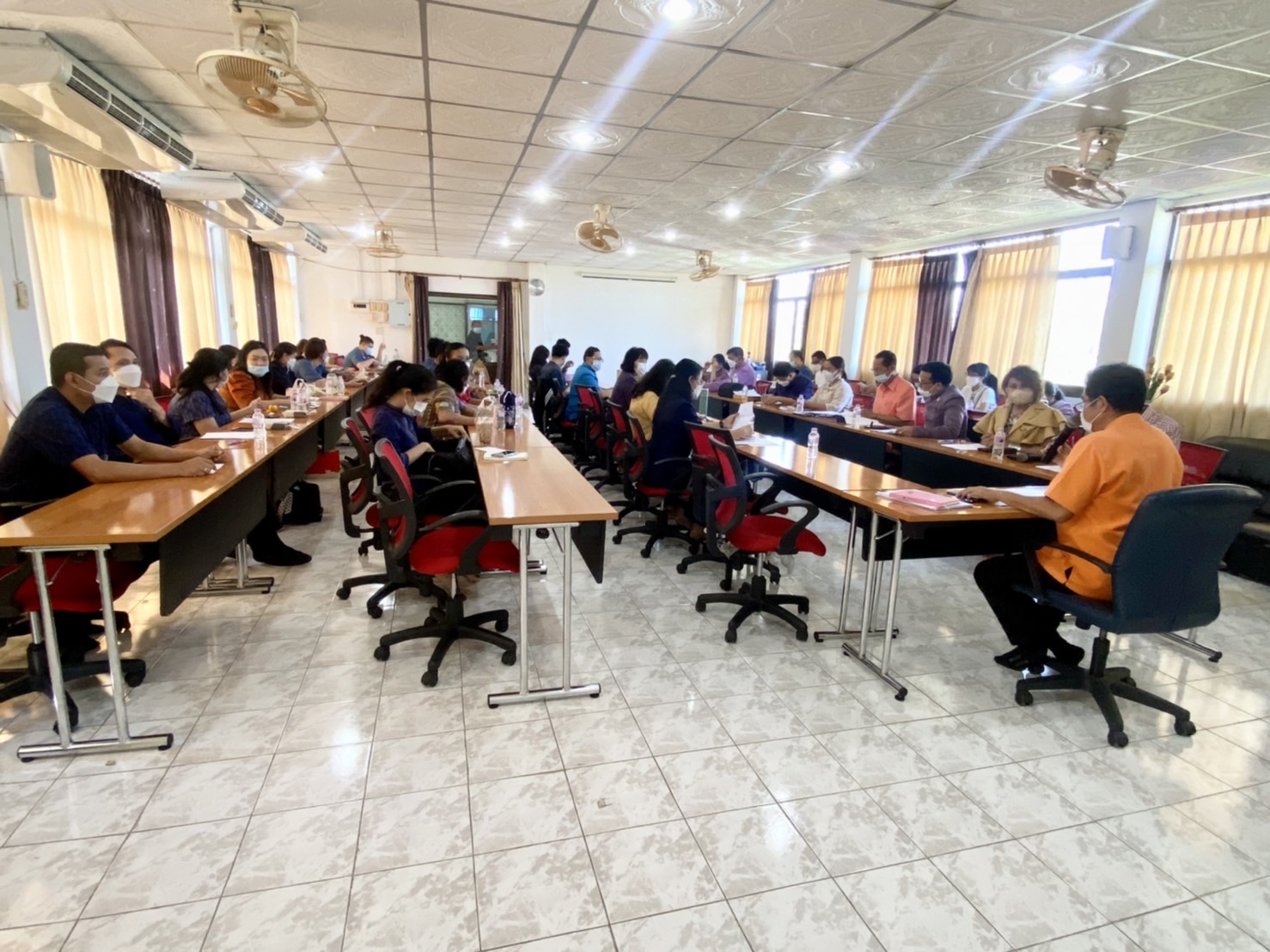 ??พช.นครนายก ประชุมประจำเดือน ผู้อำนวยการกลุ่มงาน พัฒนาการอำเภอ นักวิชาการพัฒนาชุมชน และเจ้าหน้าที่สำนักงานพัฒนาชุมชนจังหวัดนครนายก ครั้งที่ 1/2565  ?วันที่ 6 มกราคม พ.ศ. 2565  ?เวลา 13.00 น.  ?ณ ศูนย์ฝึกอาชีพผลิตและจำหน่าย ผลิตภัณฑ์พื้นเมืองจังหวัดนครนายก  ?? ว่าที่ร้อยตรี อภิชัย ศรีเมือง พัฒนาการจังหวัดนครนายก ประธานในการประชุมประจำเดือน ครั้งที่ 1/2565 ?นายถาวร เทพสุวรรณ ผู้อำนวยการกลุ่มงานยุทธศาสตร์การพัฒนาชุมชน นายฐานุพงศ์ พัชรเรืองวงศ์  ผู้อำนวยการกลุ่มงานสารสนเทศการพัฒนาชุมชน  นายสุเมธ ทัพพุน ผู้อำนวยการกลุ่มงานประสานและสนับสนุนการบริหารงานพัฒนาชุมชน นางนิภาพรรณ เทียมธรรม ผู้อำนวยการกลุ่มงานส่งเสริมการพัฒนาชุมชน พัฒนาการอำเภอทุกอำเภอ และเจ้าหน้าที่สำนักงานพัฒนาชุมชนจังหวัดนครนายก ร่วมประชุมประจำเดือน ผู้อำนวยการกลุ่มงาน พัฒนาการอำเภอ นักวิชาการพัฒนาชุมชน และเจ้าหน้าที่สำนักงานพัฒนาชุมชนจังหวัดนครนายก ครั้งที่ 1/2565 มีรายละเอียด ประเด็นสำคัญ ดังนี้   ⛳️ เรื่องน้อมนำแนวพระราชดำริของสมเด็จพระกนิษฐาธิราชเจ้า กรมสมเด็จพระเทพรัตนราชสุดาฯ สยามบรมราชกุมารี สร้างความมั่นคงทางอาหาร สู่ปฏิบัติการ 90 วัน “ปลูกผักสวนครัวเพื่อสร้างความมั่นคงทางอาหาร” รอบ 2 ⛳️ การดำเนินงานโครงการพัฒนาหมู่บ้านเศรษฐกิจพอเพียง ประจำปีงบประมาณ พ.ศ. 2564 กิจกรรมพัฒนาศูนย์เรียนรู้ทฤษฎีใหม่รูปแบบ “โคก หนอง นา โมเดล” ⛳️ การดำเนินงานส่งเสริมและสนันสนุนกิจกรรม “ผ้าไทยใส่ให้สนุก” ตามพระดำริ สมเด็จพระเจ้าลูกเธอ เจ้าฟ้าสิริวัณณวรี นารีรัตนราชกัญญา จังหวัดนครนายก ⛳️ โครงการพัฒนาศักยภาพเครือข่ายองค์ความรู้ KBO จังหวัด ⛳️ การเคลื่อนกองทุนชุมชนตามหลักธรรมาภิบาล ประจำปี 2565 ⛳️ โครงการประชุมเชิงปฏิบัติการสร้างการรับรู้และเข้าใจการดำเนินงานโครงการอนุรักษ์พันธุกรรมพืชอันเนื่องมาจากพระราชดำริ (อพ.สธ.) ⛳️ โครงการเสริมสร้างศักยภาพกองทุนชุมชนและการเข้าถึงแหล่งชุมชน กิจกรรมประชุมเชิงปฏิบัติการ Mobile Clinic สร้างสุขกองทุนชุมชนตามหลักธรรมมาภิบาล ⛳️ การบริหารการจัดเก็บข้อมูลความจำเป็นพื้นฐาน (จปฐ.) ปีงบประมาณ พ.ศ. 2565 ⛳️ การขับเคลื่อนการดำเนินงานขจัดความยากจนและพัฒนาคนทุกช่วงวัยอย่างยั่งยืนตามหลักปรัชญาของเศรษฐกิจพอเพียง ⛳️ การขับเคลื่อน Big Data กรมการพัฒนาชุมชน และแพตฟอร์มบริหารดิจิทัล ⛳️ เรื่องการรับสมัครสมาชิกกองทุนพัฒนาบทบาทสตรี ⛳️ การคัดเลือกข้าราชการ ลูกจ้างประจำ และพนักงานราชการดีเด่น กรมการพัฒนาชุมชน ประจำปี พ.ศ. 2565   ??ในการนี้ ว่าที่ร้อยตรี อภิชัย ศรีเมือง พัฒนาการจังหวัดนครนายก ได้มอบของที่ระลึกสวัสดีปีใหม่ เป็นกระถางดินเผา OTOP ให้กับผู้อำนวยการกลุ่มงาน พัฒนาการอำเภอ นักวิชาการพัฒนาชุมชน และเจ้าหน้าที่สำนักงานพัฒนาชุมชนจังหวัดนครนายกทุกท่าน??  60 ปี กรมการพัฒนาชุมชน “สร้างสรรค์ชุมชน สร้างคน สร้างชาติ”   #พัฒนาคือสร้างสรรค์? #นครนายกเมืองน่าอยู่ #WorldSoilDay #GlobalSoilPartnership #UNFAO #CDD #SEPtoSDGs #SDGforAll@Kmitl #กรมการพัฒนาชุมชน #เศรษฐกิจฐานรากมั่นคงและชุมชนพึ่งตนเองได้ภายในปี2565 #Changeforgood  ?ภาพ/ข่าว : กลุ่มงานสารสนเทศการพัฒนาชุมชน สำนักงานพัฒนาชุมชนจังหวัดนครนายก