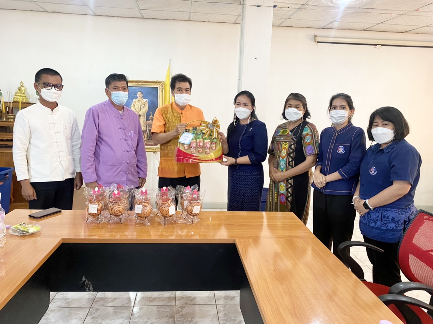 ??พช.นครนายก ประชุมประจำเดือน ผู้อำนวยการกลุ่มงาน พัฒนาการอำเภอ นักวิชาการพัฒนาชุมชน และเจ้าหน้าที่สำนักงานพัฒนาชุมชนจังหวัดนครนายก ครั้งที่ 1/2565  ?วันที่ 6 มกราคม พ.ศ. 2565  ?เวลา 13.00 น.  ?ณ ศูนย์ฝึกอาชีพผลิตและจำหน่าย ผลิตภัณฑ์พื้นเมืองจังหวัดนครนายก  ?? ว่าที่ร้อยตรี อภิชัย ศรีเมือง พัฒนาการจังหวัดนครนายก ประธานในการประชุมประจำเดือน ครั้งที่ 1/2565 ?นายถาวร เทพสุวรรณ ผู้อำนวยการกลุ่มงานยุทธศาสตร์การพัฒนาชุมชน นายฐานุพงศ์ พัชรเรืองวงศ์  ผู้อำนวยการกลุ่มงานสารสนเทศการพัฒนาชุมชน  นายสุเมธ ทัพพุน ผู้อำนวยการกลุ่มงานประสานและสนับสนุนการบริหารงานพัฒนาชุมชน นางนิภาพรรณ เทียมธรรม ผู้อำนวยการกลุ่มงานส่งเสริมการพัฒนาชุมชน พัฒนาการอำเภอทุกอำเภอ และเจ้าหน้าที่สำนักงานพัฒนาชุมชนจังหวัดนครนายก ร่วมประชุมประจำเดือน ผู้อำนวยการกลุ่มงาน พัฒนาการอำเภอ นักวิชาการพัฒนาชุมชน และเจ้าหน้าที่สำนักงานพัฒนาชุมชนจังหวัดนครนายก ครั้งที่ 1/2565 มีรายละเอียด ประเด็นสำคัญ ดังนี้   ⛳️ เรื่องน้อมนำแนวพระราชดำริของสมเด็จพระกนิษฐาธิราชเจ้า กรมสมเด็จพระเทพรัตนราชสุดาฯ สยามบรมราชกุมารี สร้างความมั่นคงทางอาหาร สู่ปฏิบัติการ 90 วัน “ปลูกผักสวนครัวเพื่อสร้างความมั่นคงทางอาหาร” รอบ 2 ⛳️ การดำเนินงานโครงการพัฒนาหมู่บ้านเศรษฐกิจพอเพียง ประจำปีงบประมาณ พ.ศ. 2564 กิจกรรมพัฒนาศูนย์เรียนรู้ทฤษฎีใหม่รูปแบบ “โคก หนอง นา โมเดล” ⛳️ การดำเนินงานส่งเสริมและสนันสนุนกิจกรรม “ผ้าไทยใส่ให้สนุก” ตามพระดำริ สมเด็จพระเจ้าลูกเธอ เจ้าฟ้าสิริวัณณวรี นารีรัตนราชกัญญา จังหวัดนครนายก ⛳️ โครงการพัฒนาศักยภาพเครือข่ายองค์ความรู้ KBO จังหวัด ⛳️ การเคลื่อนกองทุนชุมชนตามหลักธรรมาภิบาล ประจำปี 2565 ⛳️ โครงการประชุมเชิงปฏิบัติการสร้างการรับรู้และเข้าใจการดำเนินงานโครงการอนุรักษ์พันธุกรรมพืชอันเนื่องมาจากพระราชดำริ (อพ.สธ.) ⛳️ โครงการเสริมสร้างศักยภาพกองทุนชุมชนและการเข้าถึงแหล่งชุมชน กิจกรรมประชุมเชิงปฏิบัติการ Mobile Clinic สร้างสุขกองทุนชุมชนตามหลักธรรมมาภิบาล ⛳️ การบริหารการจัดเก็บข้อมูลความจำเป็นพื้นฐาน (จปฐ.) ปีงบประมาณ พ.ศ. 2565 ⛳️ การขับเคลื่อนการดำเนินงานขจัดความยากจนและพัฒนาคนทุกช่วงวัยอย่างยั่งยืนตามหลักปรัชญาของเศรษฐกิจพอเพียง ⛳️ การขับเคลื่อน Big Data กรมการพัฒนาชุมชน และแพตฟอร์มบริหารดิจิทัล ⛳️ เรื่องการรับสมัครสมาชิกกองทุนพัฒนาบทบาทสตรี ⛳️ การคัดเลือกข้าราชการ ลูกจ้างประจำ และพนักงานราชการดีเด่น กรมการพัฒนาชุมชน ประจำปี พ.ศ. 2565   ??ในการนี้ ว่าที่ร้อยตรี อภิชัย ศรีเมือง พัฒนาการจังหวัดนครนายก ได้มอบของที่ระลึกสวัสดีปีใหม่ เป็นกระถางดินเผา OTOP ให้กับผู้อำนวยการกลุ่มงาน พัฒนาการอำเภอ นักวิชาการพัฒนาชุมชน และเจ้าหน้าที่สำนักงานพัฒนาชุมชนจังหวัดนครนายกทุกท่าน??  60 ปี กรมการพัฒนาชุมชน “สร้างสรรค์ชุมชน สร้างคน สร้างชาติ”   #พัฒนาคือสร้างสรรค์? #นครนายกเมืองน่าอยู่ #WorldSoilDay #GlobalSoilPartnership #UNFAO #CDD #SEPtoSDGs #SDGforAll@Kmitl #กรมการพัฒนาชุมชน #เศรษฐกิจฐานรากมั่นคงและชุมชนพึ่งตนเองได้ภายในปี2565 #Changeforgood  ?ภาพ/ข่าว : กลุ่มงานสารสนเทศการพัฒนาชุมชน สำนักงานพัฒนาชุมชนจังหวัดนครนายก