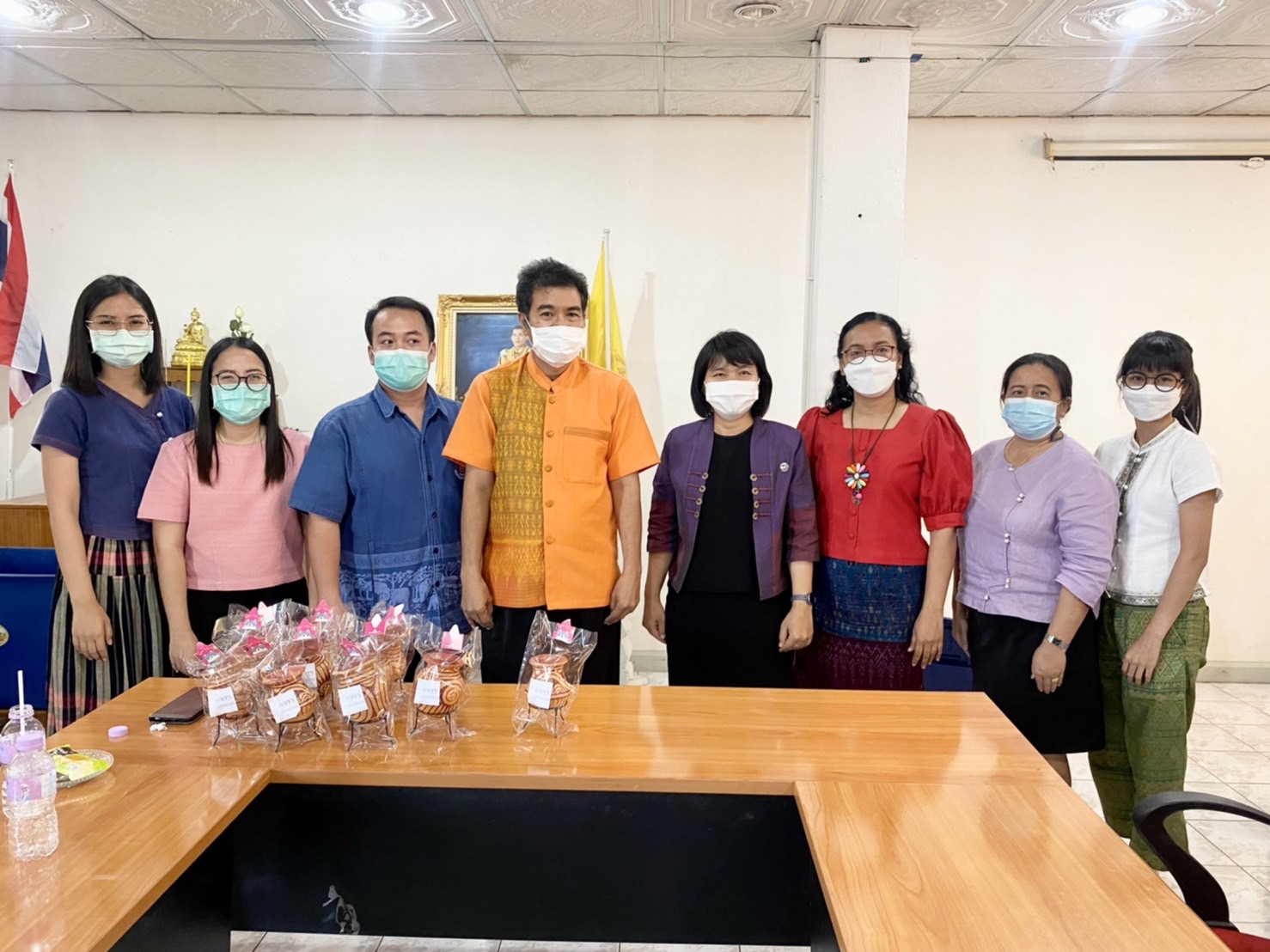 ??พช.นครนายก ประชุมประจำเดือน ผู้อำนวยการกลุ่มงาน พัฒนาการอำเภอ นักวิชาการพัฒนาชุมชน และเจ้าหน้าที่สำนักงานพัฒนาชุมชนจังหวัดนครนายก ครั้งที่ 1/2565  ?วันที่ 6 มกราคม พ.ศ. 2565  ?เวลา 13.00 น.  ?ณ ศูนย์ฝึกอาชีพผลิตและจำหน่าย ผลิตภัณฑ์พื้นเมืองจังหวัดนครนายก  ?? ว่าที่ร้อยตรี อภิชัย ศรีเมือง พัฒนาการจังหวัดนครนายก ประธานในการประชุมประจำเดือน ครั้งที่ 1/2565 ?นายถาวร เทพสุวรรณ ผู้อำนวยการกลุ่มงานยุทธศาสตร์การพัฒนาชุมชน นายฐานุพงศ์ พัชรเรืองวงศ์  ผู้อำนวยการกลุ่มงานสารสนเทศการพัฒนาชุมชน  นายสุเมธ ทัพพุน ผู้อำนวยการกลุ่มงานประสานและสนับสนุนการบริหารงานพัฒนาชุมชน นางนิภาพรรณ เทียมธรรม ผู้อำนวยการกลุ่มงานส่งเสริมการพัฒนาชุมชน พัฒนาการอำเภอทุกอำเภอ และเจ้าหน้าที่สำนักงานพัฒนาชุมชนจังหวัดนครนายก ร่วมประชุมประจำเดือน ผู้อำนวยการกลุ่มงาน พัฒนาการอำเภอ นักวิชาการพัฒนาชุมชน และเจ้าหน้าที่สำนักงานพัฒนาชุมชนจังหวัดนครนายก ครั้งที่ 1/2565 มีรายละเอียด ประเด็นสำคัญ ดังนี้   ⛳️ เรื่องน้อมนำแนวพระราชดำริของสมเด็จพระกนิษฐาธิราชเจ้า กรมสมเด็จพระเทพรัตนราชสุดาฯ สยามบรมราชกุมารี สร้างความมั่นคงทางอาหาร สู่ปฏิบัติการ 90 วัน “ปลูกผักสวนครัวเพื่อสร้างความมั่นคงทางอาหาร” รอบ 2 ⛳️ การดำเนินงานโครงการพัฒนาหมู่บ้านเศรษฐกิจพอเพียง ประจำปีงบประมาณ พ.ศ. 2564 กิจกรรมพัฒนาศูนย์เรียนรู้ทฤษฎีใหม่รูปแบบ “โคก หนอง นา โมเดล” ⛳️ การดำเนินงานส่งเสริมและสนันสนุนกิจกรรม “ผ้าไทยใส่ให้สนุก” ตามพระดำริ สมเด็จพระเจ้าลูกเธอ เจ้าฟ้าสิริวัณณวรี นารีรัตนราชกัญญา จังหวัดนครนายก ⛳️ โครงการพัฒนาศักยภาพเครือข่ายองค์ความรู้ KBO จังหวัด ⛳️ การเคลื่อนกองทุนชุมชนตามหลักธรรมาภิบาล ประจำปี 2565 ⛳️ โครงการประชุมเชิงปฏิบัติการสร้างการรับรู้และเข้าใจการดำเนินงานโครงการอนุรักษ์พันธุกรรมพืชอันเนื่องมาจากพระราชดำริ (อพ.สธ.) ⛳️ โครงการเสริมสร้างศักยภาพกองทุนชุมชนและการเข้าถึงแหล่งชุมชน กิจกรรมประชุมเชิงปฏิบัติการ Mobile Clinic สร้างสุขกองทุนชุมชนตามหลักธรรมมาภิบาล ⛳️ การบริหารการจัดเก็บข้อมูลความจำเป็นพื้นฐาน (จปฐ.) ปีงบประมาณ พ.ศ. 2565 ⛳️ การขับเคลื่อนการดำเนินงานขจัดความยากจนและพัฒนาคนทุกช่วงวัยอย่างยั่งยืนตามหลักปรัชญาของเศรษฐกิจพอเพียง ⛳️ การขับเคลื่อน Big Data กรมการพัฒนาชุมชน และแพตฟอร์มบริหารดิจิทัล ⛳️ เรื่องการรับสมัครสมาชิกกองทุนพัฒนาบทบาทสตรี ⛳️ การคัดเลือกข้าราชการ ลูกจ้างประจำ และพนักงานราชการดีเด่น กรมการพัฒนาชุมชน ประจำปี พ.ศ. 2565   ??ในการนี้ ว่าที่ร้อยตรี อภิชัย ศรีเมือง พัฒนาการจังหวัดนครนายก ได้มอบของที่ระลึกสวัสดีปีใหม่ เป็นกระถางดินเผา OTOP ให้กับผู้อำนวยการกลุ่มงาน พัฒนาการอำเภอ นักวิชาการพัฒนาชุมชน และเจ้าหน้าที่สำนักงานพัฒนาชุมชนจังหวัดนครนายกทุกท่าน??  60 ปี กรมการพัฒนาชุมชน “สร้างสรรค์ชุมชน สร้างคน สร้างชาติ”   #พัฒนาคือสร้างสรรค์? #นครนายกเมืองน่าอยู่ #WorldSoilDay #GlobalSoilPartnership #UNFAO #CDD #SEPtoSDGs #SDGforAll@Kmitl #กรมการพัฒนาชุมชน #เศรษฐกิจฐานรากมั่นคงและชุมชนพึ่งตนเองได้ภายในปี2565 #Changeforgood  ?ภาพ/ข่าว : กลุ่มงานสารสนเทศการพัฒนาชุมชน สำนักงานพัฒนาชุมชนจังหวัดนครนายก