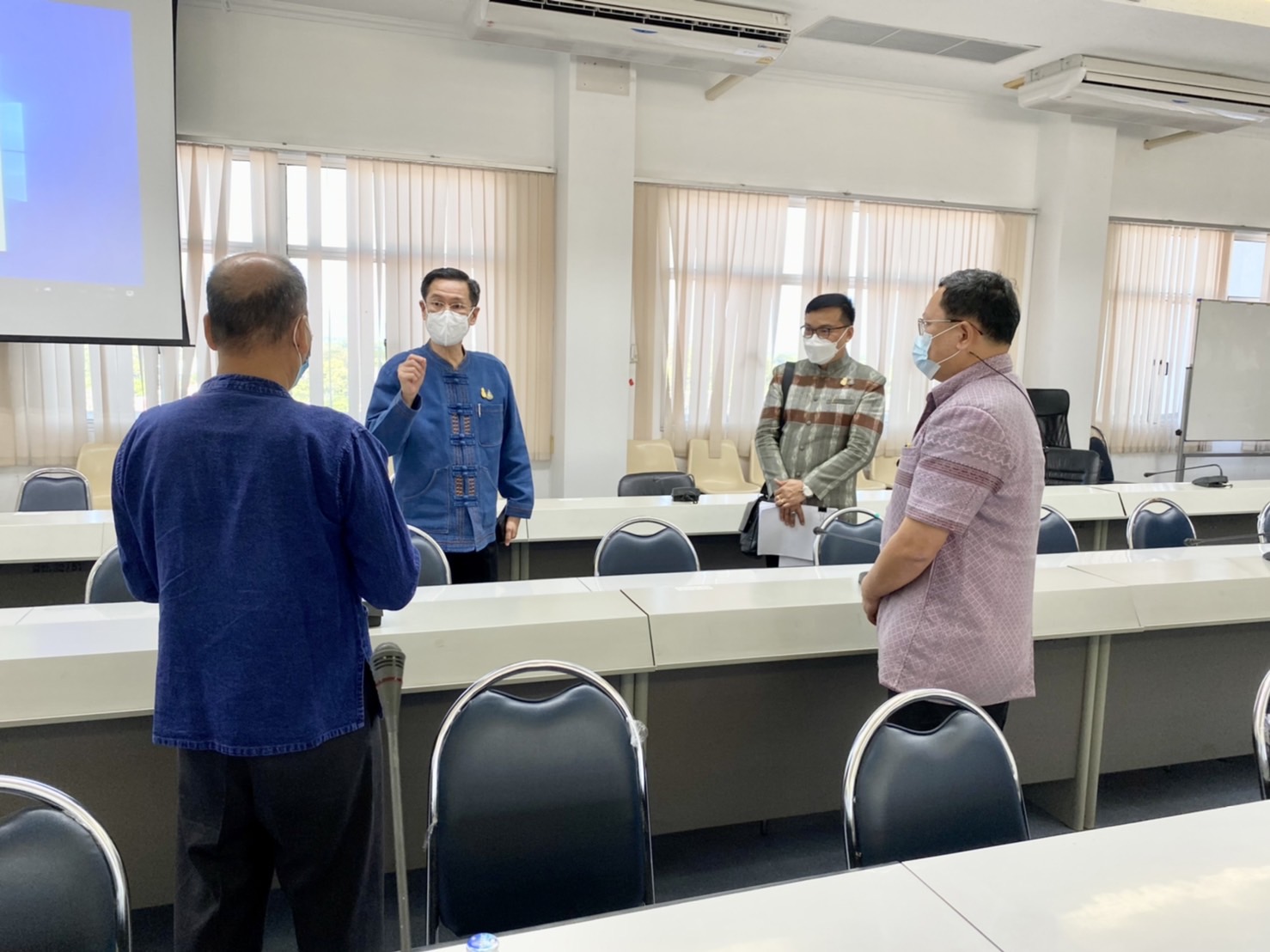 ??พช.นครนายก เร่งดำเนินการจัดประชุมคณะกรรมการบริหารศูนย์อำนวยการขจัดความยากจนและพัฒนาคนทุกช่วงวัยอย่างยั่งยืน ตามหลักปรัชญาของเศรษฐกิจพอเพียงจังหวัด (คจพ.จ.) เพื่อให้ความเห็นชอบข้อมูลบุคคล/ครัวเรือนยากจนเป้าหมาย TPMAP ครั้งที่ 1/2565