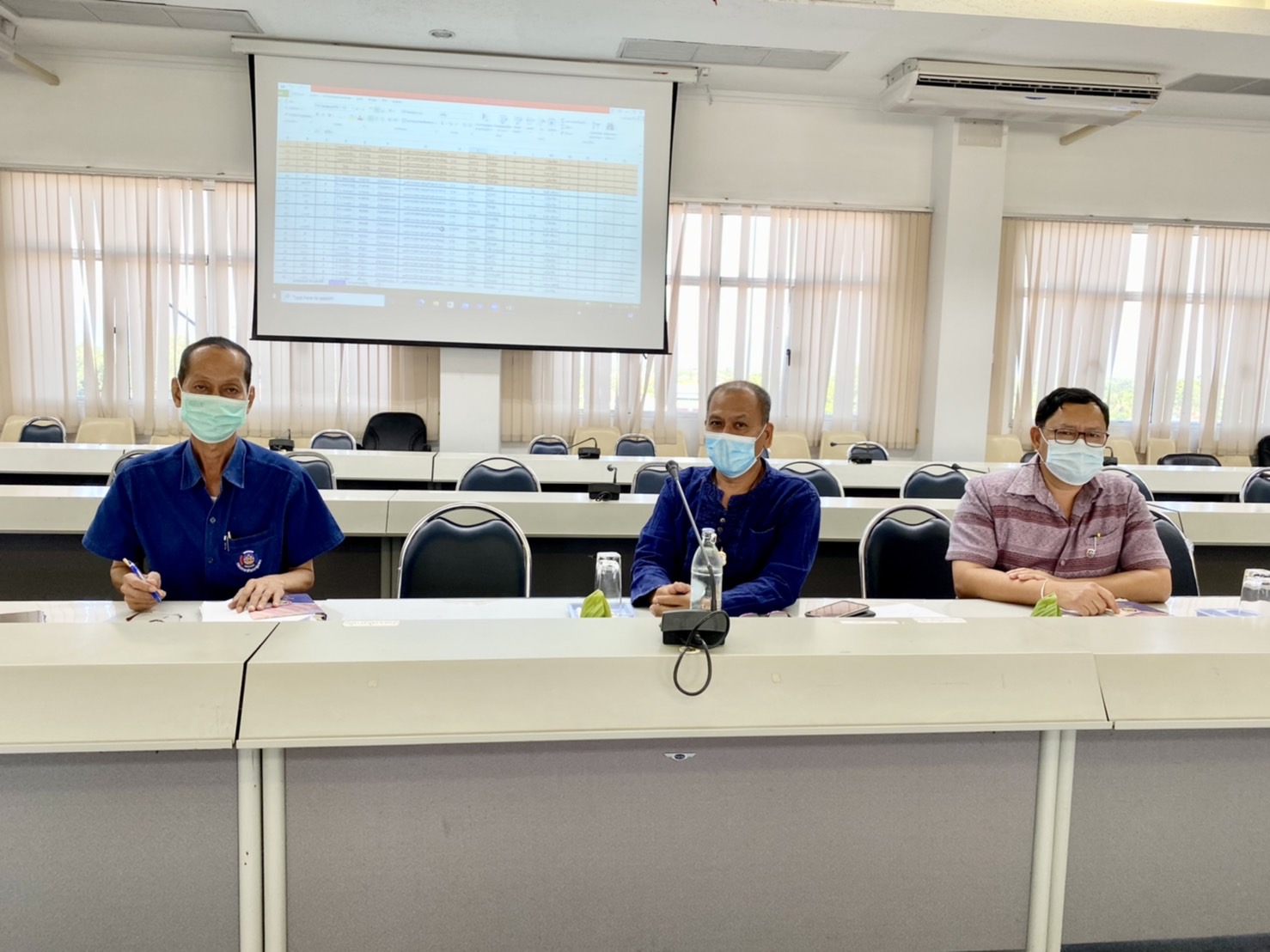 ??พช.นครนายก เร่งดำเนินการจัดประชุมคณะกรรมการบริหารศูนย์อำนวยการขจัดความยากจนและพัฒนาคนทุกช่วงวัยอย่างยั่งยืน ตามหลักปรัชญาของเศรษฐกิจพอเพียงจังหวัด (คจพ.จ.) เพื่อให้ความเห็นชอบข้อมูลบุคคล/ครัวเรือนยากจนเป้าหมาย TPMAP ครั้งที่ 1/2565