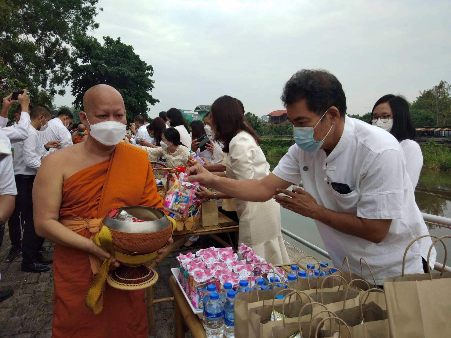 พช.นครนายก ร่วมทำบุญตักบาตร ข้าวสาร อาหารแห้ง เนื่องในวันมาฆบูชา ประจำปี 2565