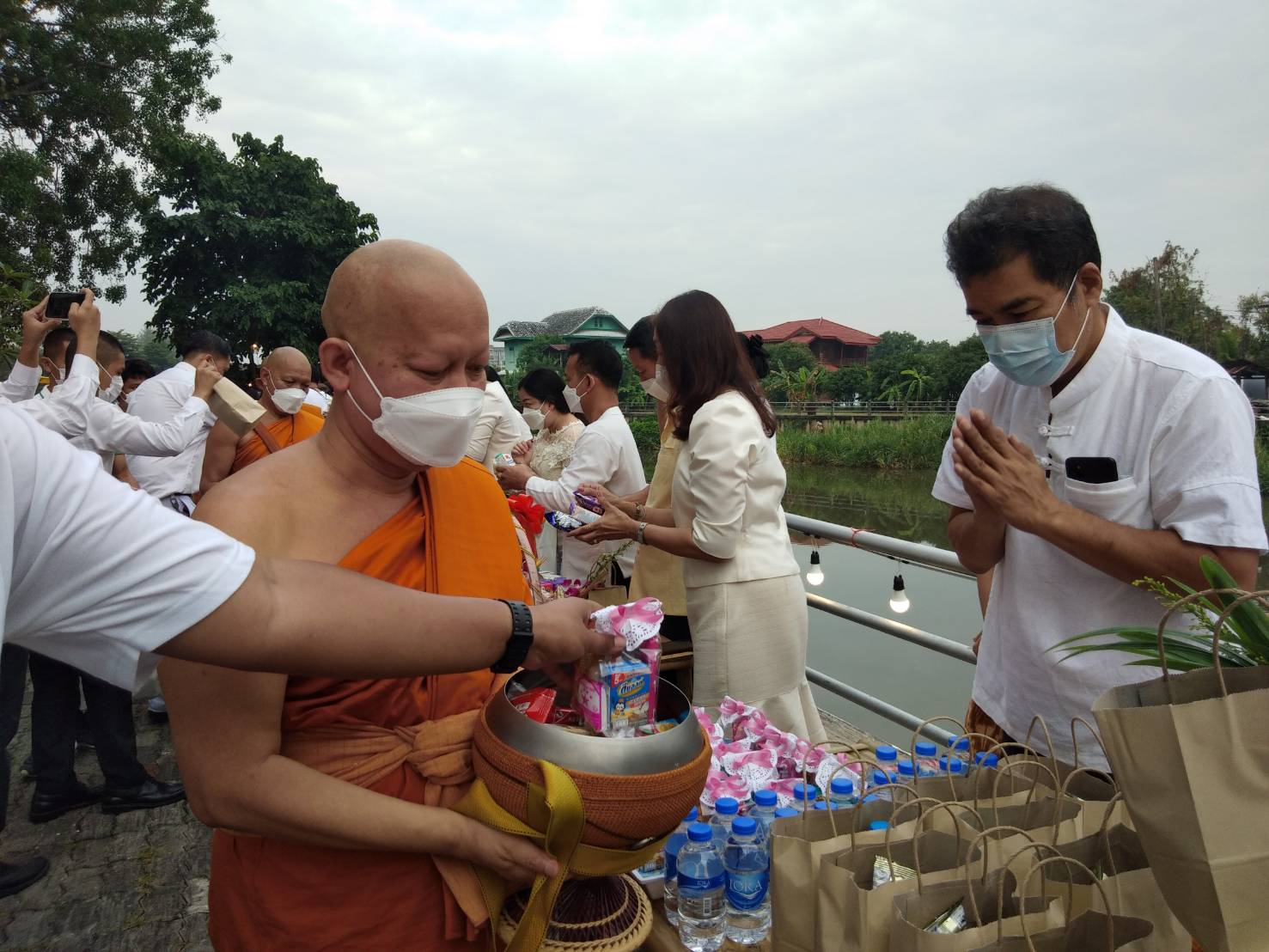 พช.นครนายก ร่วมทำบุญตักบาตร ข้าวสาร อาหารแห้ง เนื่องในวันมาฆบูชา ประจำปี 2565