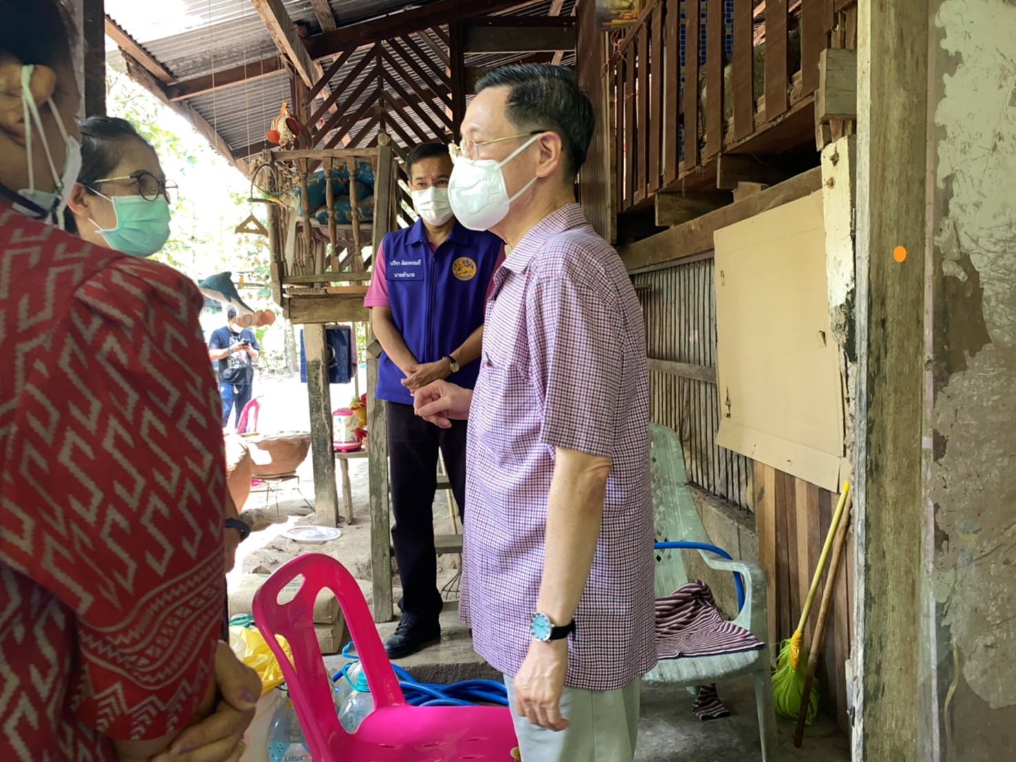 พ่อเมืองนครนายก ลงพื้นที่เยี่ยมครัวเรือนเป้าหมายในปฏิบัติการ “KICK OFF เคาะประตูบ้าน”