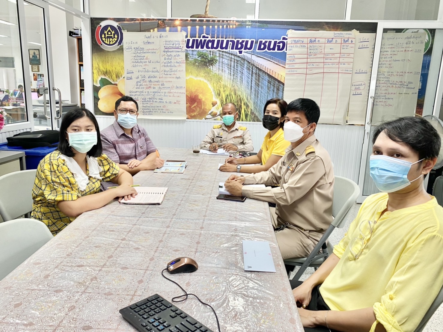 ??พช.นครนายก เข้าร่วมรับฟังการประชุมเชิงปฏิบัติการเพื่อซักซ้อมแนวทางการขับเคลื่อนศูนย์อำนวยการขจัดความยากจนและพัฒนาคนทุกช่วงวัยอย่างยั่งยืนตามหลักปรัชญาของเศรษฐกิจพอเพียง (ศจพ.) ในระดับพื้นที่ ปีงบประมาณ พ.ศ. 2565 (พื้นที่ภาคกลาง)