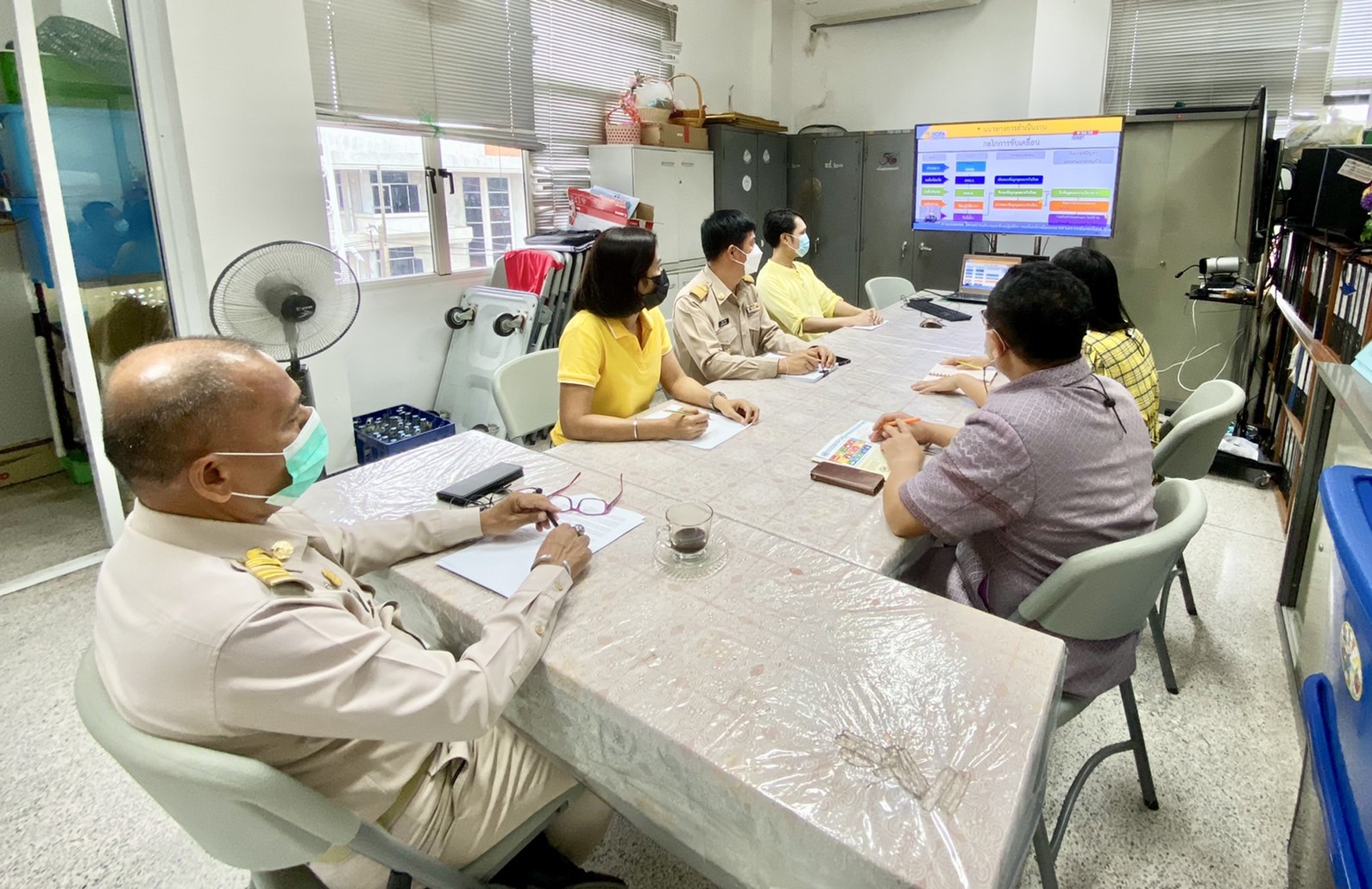 ??พช.นครนายก เข้าร่วมรับฟังการประชุมเชิงปฏิบัติการเพื่อซักซ้อมแนวทางการขับเคลื่อนศูนย์อำนวยการขจัดความยากจนและพัฒนาคนทุกช่วงวัยอย่างยั่งยืนตามหลักปรัชญาของเศรษฐกิจพอเพียง (ศจพ.) ในระดับพื้นที่ ปีงบประมาณ พ.ศ. 2565 (พื้นที่ภาคกลาง)