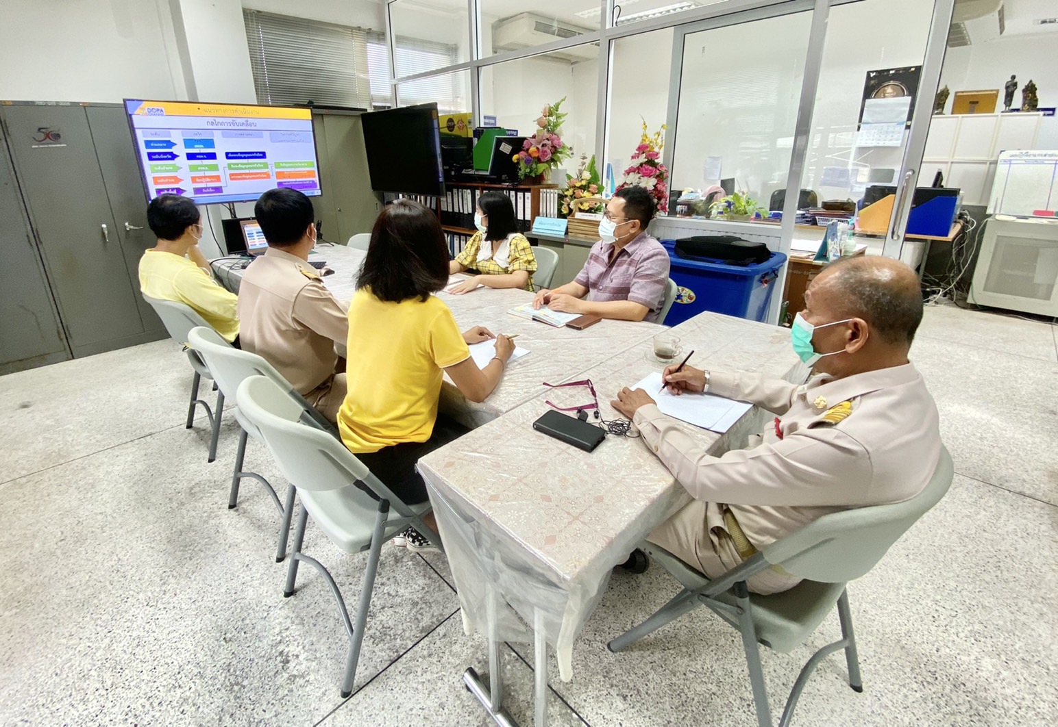 ??พช.นครนายก เข้าร่วมรับฟังการประชุมเชิงปฏิบัติการเพื่อซักซ้อมแนวทางการขับเคลื่อนศูนย์อำนวยการขจัดความยากจนและพัฒนาคนทุกช่วงวัยอย่างยั่งยืนตามหลักปรัชญาของเศรษฐกิจพอเพียง (ศจพ.) ในระดับพื้นที่ ปีงบประมาณ พ.ศ. 2565 (พื้นที่ภาคกลาง)