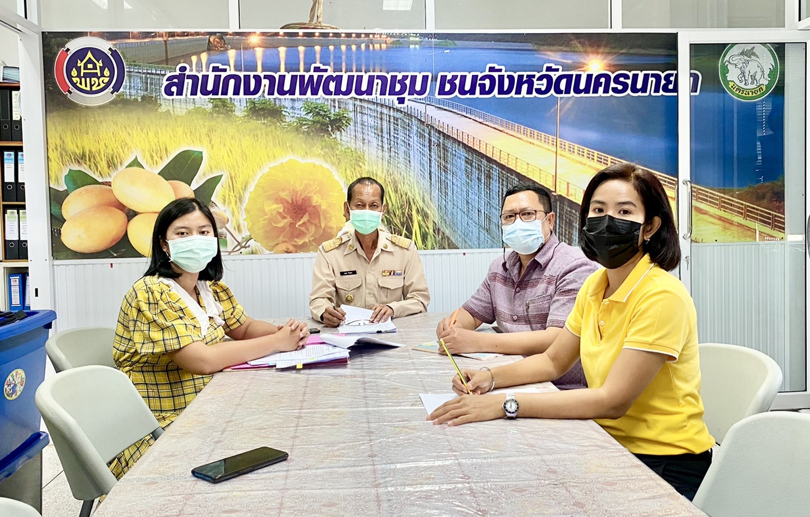 ??พช.นครนายก เข้าร่วมรับฟังการประชุมเชิงปฏิบัติการเพื่อซักซ้อมแนวทางการขับเคลื่อนศูนย์อำนวยการขจัดความยากจนและพัฒนาคนทุกช่วงวัยอย่างยั่งยืนตามหลักปรัชญาของเศรษฐกิจพอเพียง (ศจพ.) ในระดับพื้นที่ ปีงบประมาณ พ.ศ. 2565 (พื้นที่ภาคกลาง)