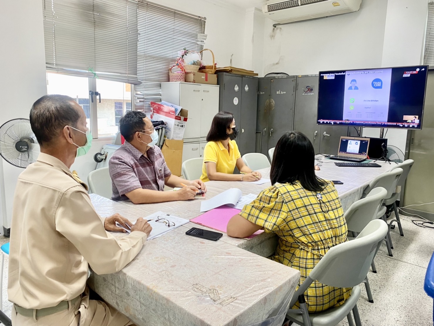 ??พช.นครนายก เข้าร่วมรับฟังการประชุมเชิงปฏิบัติการเพื่อซักซ้อมแนวทางการขับเคลื่อนศูนย์อำนวยการขจัดความยากจนและพัฒนาคนทุกช่วงวัยอย่างยั่งยืนตามหลักปรัชญาของเศรษฐกิจพอเพียง (ศจพ.) ในระดับพื้นที่ ปีงบประมาณ พ.ศ. 2565 (พื้นที่ภาคกลาง)