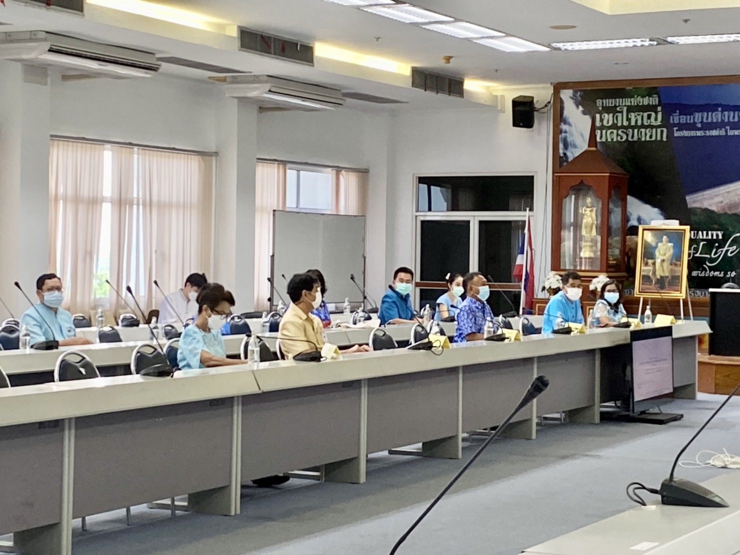 ??พช. นครนายก ร่วมแต่งกายชุดไทยโทนสีฟ้าเข้าประชุมหัวหน้าส่วนราชการ หัวหน้าหน่วยงานรัฐวิสาหกิจ ในสังกัดกระทรวงมหาดไทย ประจำจังหวัดนครนายก ครั้งที่ 2 / 2565