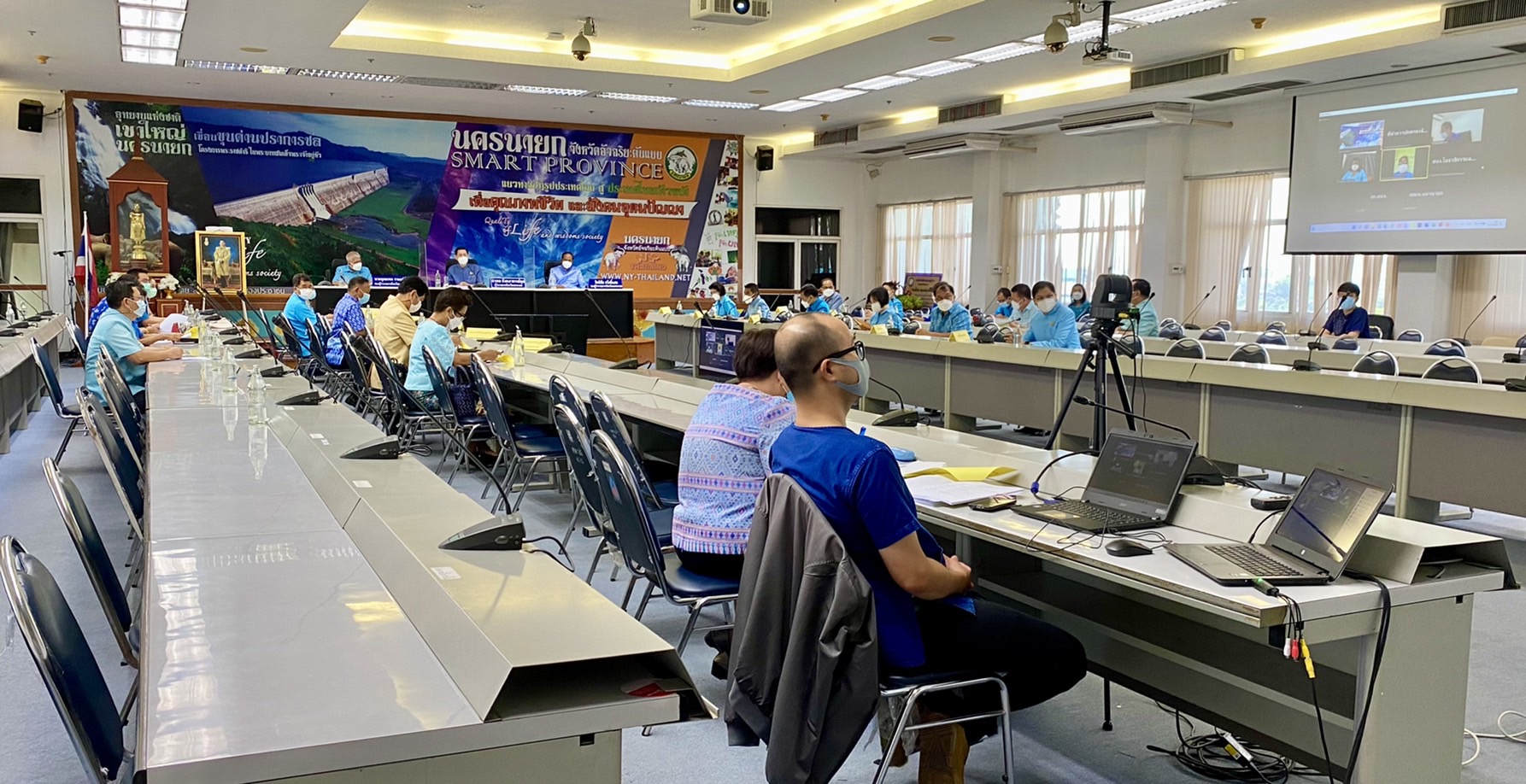 ??พช. นครนายก ร่วมแต่งกายชุดไทยโทนสีฟ้าเข้าประชุมหัวหน้าส่วนราชการ หัวหน้าหน่วยงานรัฐวิสาหกิจ ในสังกัดกระทรวงมหาดไทย ประจำจังหวัดนครนายก ครั้งที่ 2 / 2565