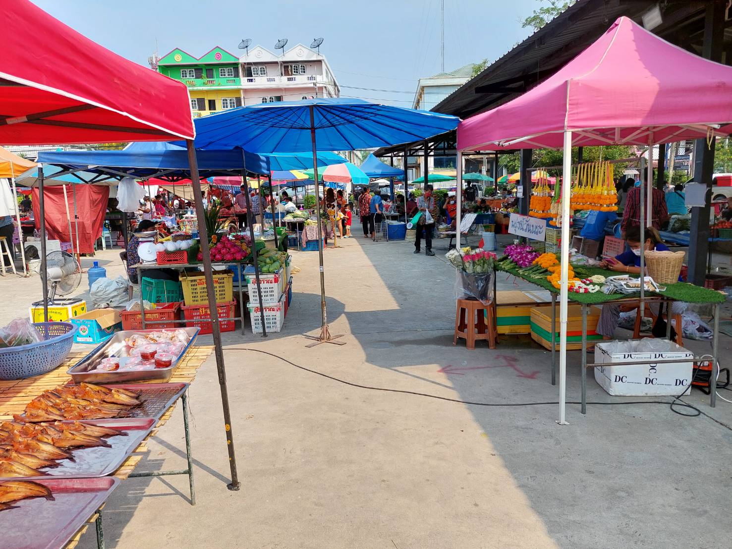 ตรวจติดตามการจัดตลาดนัดประชารัฐไทยยิ้มได้ ตามนโยบายของรัฐบาลในการส่งเสริมธุรกิจชุมชนฐานราก