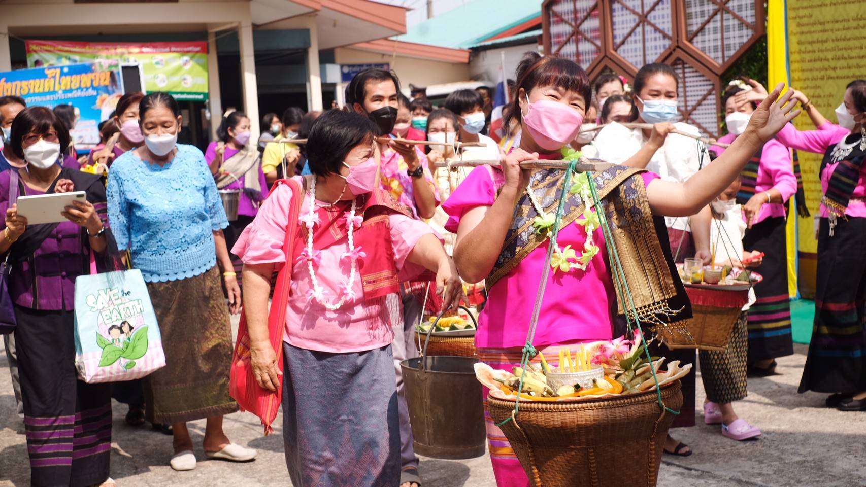 ? พช.นครนายก ร่วมพิธีกรรม “สูดเสื้อสูดผ้าไทยพวน” กิจกรรมสงกรานต์ปีใหม่ของชุมชนไทยพวน จังหวัดนครนายก ?