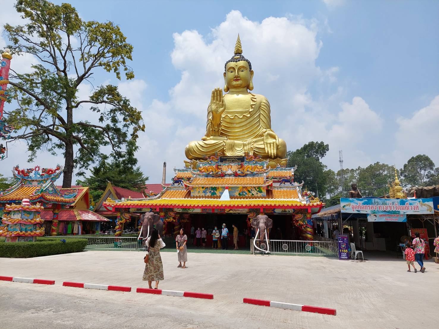 ? พช.นครนายก สำรวจติดตามการจำหน่ายสินค้าผลิตภัณฑ์ชุมชนช่วงเทศกาลสงกรานต์ ?