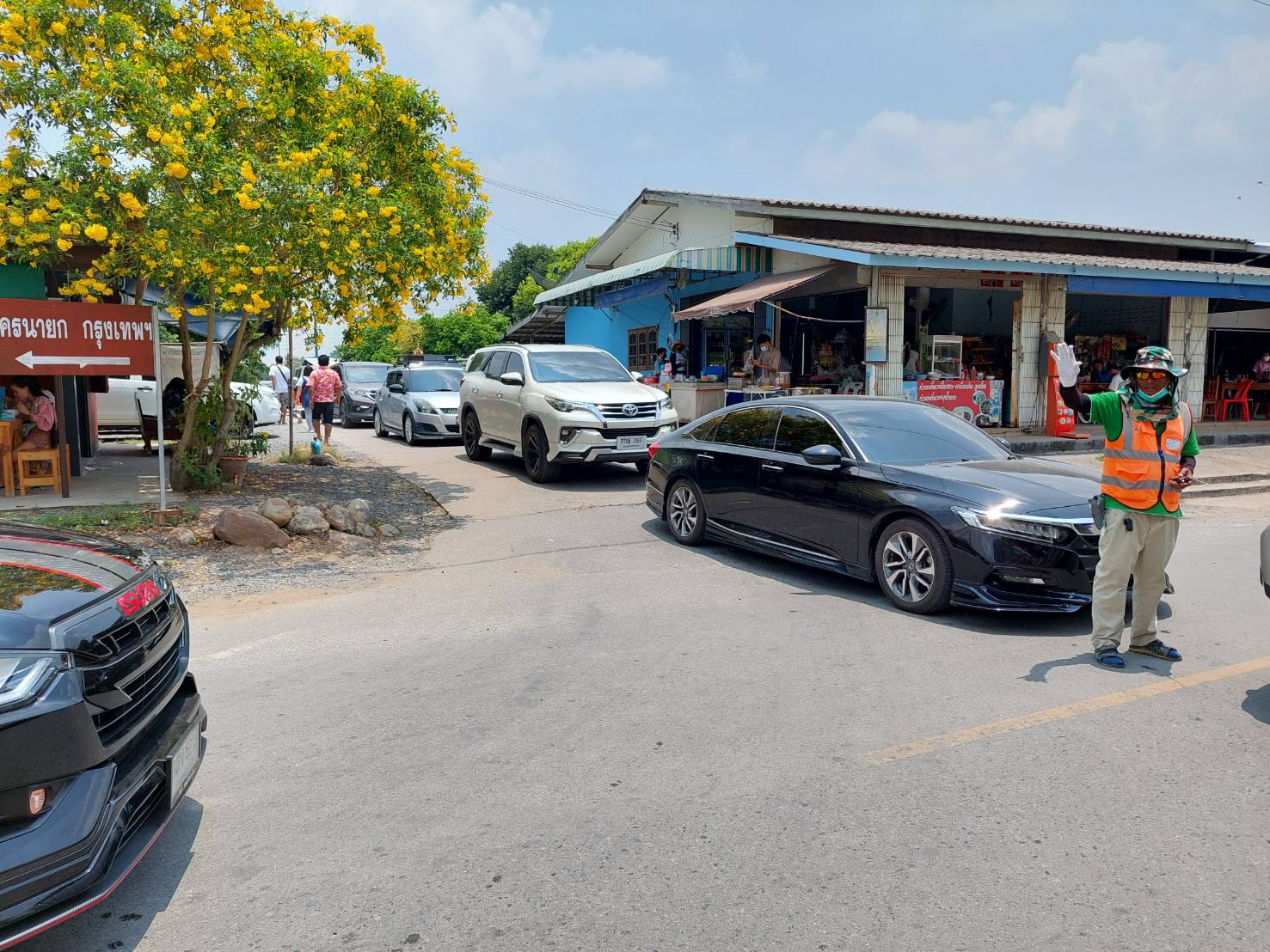 ? พช.นครนายก สำรวจติดตามการจำหน่ายสินค้าผลิตภัณฑ์ชุมชนช่วงเทศกาลสงกรานต์ ?